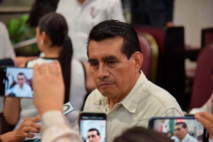 Un gran logro, la puesta en marcha del Hospital Materno Infantil de Coatzacoalcos: Esteban Bautista • El legislador local destacó que la presidenta Claudia Sheinbaum atiende una de las demandas más sensibles de la población: Mejorar los servicios de salud para la infancia Xalapa, Ver.- Ampliar el servicio de atención médica a pacientes pediátricos en la zona sur del estado de Veracruz es un gran logro, indicó el diputado Esteban Bautista Hernández al congratularse con la visita de la presidenta de la República, Claudia Sheinbaum Pardo, quien acompañada de la gobernadora de Veracruz, Rocío Nahle García, inaugurará el Hospital Materno Infantil de Coatzacoalcos. La construcción de esa obra arrancó hace aproximadamente diez años, y pese a la millonaria inversión no se había puesto en marcha. Este domingo, la presidenta de México, Claudia Sheinbaum, lo pondrá en funcionamiento. Con dicha acción, la titular del Poder Ejecutivo federal cumple un compromiso con la población: Mejorar los servicios de salud para la infancia. El diputado por el Distrito XXVI de Cosoleacaque, Esteban Bautista, agregó que la población recibe con mucha emoción y esperanza el citado hospital, dado que viene a cubrir uno de los temas más sensibles, dar servicio médico a la niñez de diferentes municipios. 