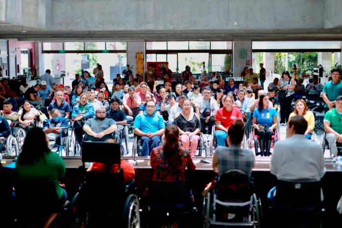 Atestigua Tanya Viveros la entrega de sillas de ruedas a personas con discapacidad