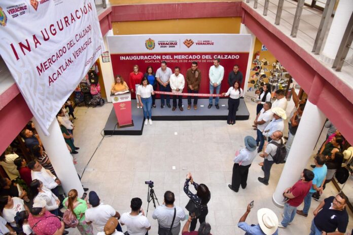 Gestión y apoyo de espacios dignos para artesanos: diputado Esteban Bautista • Inauguración del mercado de calzado en Acatlán da certeza jurídica y económica a familias dedicadas a este oficio. Xalapa, Ver., 25 de agosto de 2025.- Con voluntad y compromiso se pueden lograr grandes resultados, manifestó el presidente de la Junta de la Coordinación Política de la LXVII Legislatura, diputado Esteban Bautista Hernández, durante la inauguración del mercado de calzado en Acatlán, Veracruz. Acompañado por los legisladores Luis Vicente Aguilar Castillo y Paul Martínez Marie, Bautista Hernández subrayó la importancia de este espacio destinado al crecimiento de los productores de calzado de la región, toda vez que ahora cuentan con certeza jurídica y económica que les permitirá aumentar la venta de sus productos. Aseguró que el Congreso de Veracruz se encuentra comprometido con este sector por lo que continuará realizando las gestiones necesarias para que más proyectos de esta índole se concreten y se fortalezca la economía local. “Esto es resultado de un trabajo en conjunto de los Poderes Ejecutivo y Legislativo, así como del Ayuntamiento, que vieron en estos hombres y mujeres de manos valiosas, su talento y capacidad para la fabricación de calzado imprimiendo en cada trabajo su valor cultural”, expresó el legislador. Por su parte, el presidente municipal de Acatlán, Aquilino Rodríguez Sánchez, agradeció la intervención de las y los legisladores y de la gobernadora Rocío Nahle García para la realización de este proyecto, pues “significa una detonación económica para el municipio. Esto no lo agradezco yo, lo agradece el pueblo porque los artesanos que antes eran peones ahora serán comerciantes de sus propios productos”, concluyó.