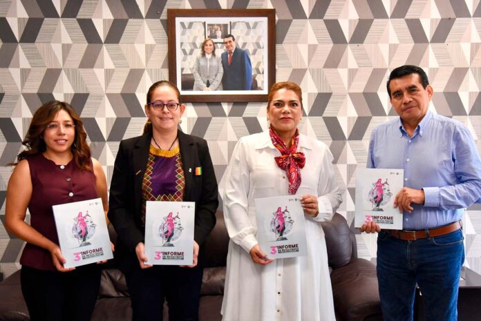 Recibe Congreso el III Informe de Labores del Poder Judicial del estado Xalapa, Ver., 29 de agosto de 2025.- El Congreso del Estado de Veracruz, representado por la presidenta de la Mesa Directiva, diputada Tanya Carola Viveros Cházaro, por el presidente de la Junta de Coordinación Política (Jucopo), diputado Esteban Bautista Hernández, y por la presidenta de la Comisión Permanente de Hacienda del Estado, diputada Naomi Edith Gómez Santos, recibió de la magistrada presidenta Lisbeth Aurelia Jiménez Aguirre el Tercer Informe de resultados del Poder Judicial del estado, en cumplimiento de lo dispuesto en la Ley Orgánica del Poder Judicial y demás disposiciones constitucionales en materia de transparencia y rendición de cuentas.