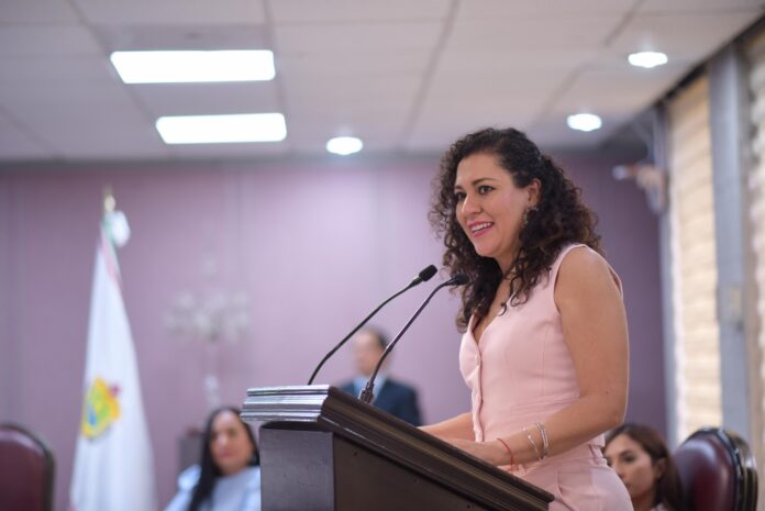 Propone diputada fortalecer leyes en prevención de sobrepeso y obesidad • Necesario fomentar una cultura de la prevención y la adopción de buenos hábitos alimenticios: Ana Rosa Valdés Salazar. Xalapa, Ver., 05 de agosto de 2025.- Para favorecer el combate al sobrepeso y la obesidad, principalmente en niñas, niños y adolescentes, la legisladora Ana Rosa Valdés Salazar presentó ante la Diputación Permanente una Iniciativa para actualizar las leyes estatales de Educación, Salud y Orgánica del Municipio Libre a fin de incorporar planes y programas que abonen a disminuir esta condición. Al hacer uso de la tribuna, la legisladora dijo que en el nivel nacional Veracruz ocupa los primeros lugares en diabetes con un aumento en los casos del tipo 2, relacionada con la obesidad y otros factores, según datos de la Federación Mexicana de Diabetes, A. C. “Enterarnos de esta información debe preocuparnos como veracruzanos para adoptar medidas preventivas y establecer programas de promoción de la salud, a fin de combatir la obesidad y sus consecuencias”, expresó la legisladora. La iniciativa propone que se establezca en la Ley de Educación del estado que en escuelas de educación básica y de media superior se implementen programas de educación sobre salud y nutrición y adopción de hábitos alimenticios saludables para evitar factores de riesgo como el sobrepeso y la obesidad. Asimismo, en la Ley de Salud de Veracruz, la atribución del gobierno para la orientación y vigilancia en materia de nutrición, mediante el fomento de hábitos alimenticios saludables. Respecto a la Ley Orgánica del Municipio Libre, la iniciativa prevé que los ayuntamientos también realicen estudios y programas de investigación, capacitación en materia de salud, especialmente orientados a la prevención de factores de riesgo, la promoción de la adopción de hábitos alimenticios saludables, el fomento de actividades físicas y deportivas, además de colaborar con las autoridades competentes en campañas contra sobrepeso y obesidad. Para su estudio y análisis, la iniciativa fue turnada a las Comisiones Permanentes Unidas de Salud y Asistencia, de Educación y Cultura y de Gobernación.