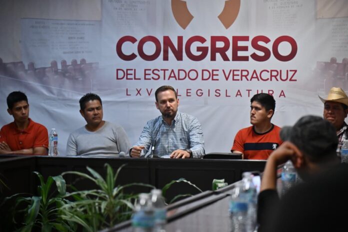 Atiende Paul Martínez Marie a habitantes de Altotonga • Solicitan apoyo y gestión para concretar tramos carreteros de la zona. Xalapa, Ver., 26 de agosto de 2025.- El representante del Distrito IX de Perote, diputado Paul Martínez Marie, recibió en el Palacio Legislativo a habitantes del municipio de Altotonga, quienes le externaron la necesidad de continuar los proyectos carreteros del tramo La Ventilla-Mecacalco, el cual agrupa a más de 10 comunidades. En entrevista, el legislador explicó que algunos de estos proyectos tienen más de 20 años de haberse iniciado y, aunque ya se han avanzado tramos con recursos estatales y municipales, “aún faltan alrededor de 18 kilómetros para llegar a la comunidad más alejada que es Mecacalco”. Martínez Marie explicó la importancia de mejorar las condiciones de este camino, ya que representa el tránsito diario de las y los habitantes de esta zona, quienes acuden a la cabecera municipal para proveerse de víveres, vender su mercancía como café y maíz, entre otras prioridades. Reconoció la disposición de las autoridades estatales y federales en la materia, así como de las y los habitantes de la región para coadyuvar en concretar estos proyectos. “Desde el Poder Legislativo continuaremos dando gestión, seguimiento y acompañamiento, como ya se ha hecho en otras ocasiones”, aseguró. De acuerdo con el legislador, al tratarse de la región con la mayor densidad poblacional del municipio, mejorar la vialidad cambiaría la vida de los lugareños. El diputado atendió a representantes de las comunidades de Mecacalco, La Ventilla, Los Olmos, Agua Santa, Tiocuautla, Xoampolco, Vega de San Pedro, Chichicapa, que pertenecen a los municipios de Altotonga y Las Vigas.