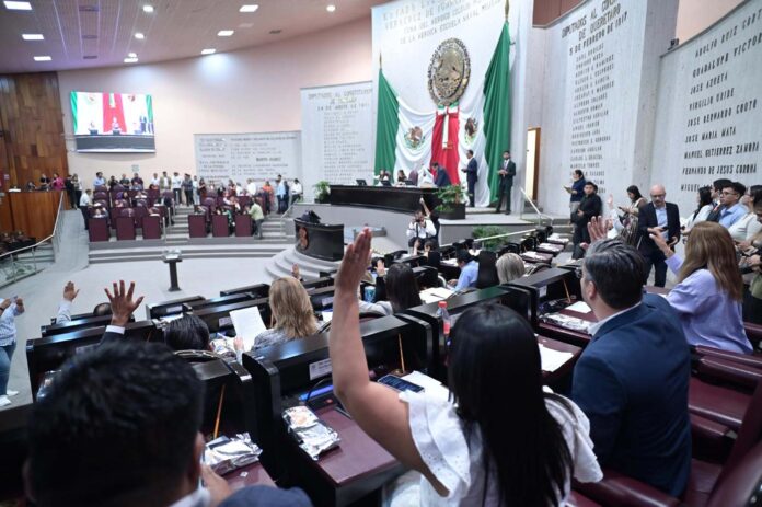 Avala Congreso de Veracruz dos Minutas del Congreso de la Unión • Las reformas a la Constitución tienen relación con una nueva Ley en materia de extorsión y sobre la ratificación de grados superiores de la Guardia Nacional. Xalapa, Ver., 25 de septiembre de 2025.- Las diputadas y los diputados de la LXVII Legislatura aprobaron las Minutas remitidas por las Cámaras de Diputados y de Senadores del Congreso de la Unión, relacionadas con reformas a diversos artículos de la Constitución Política de los Estados Unidos Mexicanos y que su contenido refiere a la ratificación de grados superiores de la Guardia Nacional y sobre la expedición de una Ley General en materia de extorsión. En la tercera sesión ordinaria, la presidenta de la Mesa Directiva, Naomi Edith Gómez Santos, instruyó la lectura de cada una de las Minutas y concedió el uso de la voz a las diputadas y los diputados para el debate, previo a la apertura del sistema electrónico para la votación. De esta manera, el Pleno avaló, con 37 votos a favor y 6 en contra, la Minuta proyecto de decreto que reforma los Artículos 76 y 78 de la Constitución Política de los Estados Unidos Mexicanos, por la que se incluyen a las personas jefes superiores de la Guardia Nacional dentro de los mandos sujetos a ratificación por parte de la Cámara de Senadores, o en su caso, de la Comisión Permanente del Congreso de la Unión. De igual forma, se realizan adecuaciones de lenguaje inclusivo en el texto constitucional. La diputada Indira de Jesús Rosales San Román (PAN) y los diputados Felipe Pineda Barradas (Morena), Carlos Marcelo Ruiz Sánchez (PVEM), Héctor Yunes Landa (VNU) y Adrián Sigfrido Ávila Estrada (MC), hicieron uso de la tribuna para expresar sus posicionamientos respecto al contenido de la Minuta. Posteriormente, el Pleno aprobó la Minuta proyecto de decreto que reforma el inciso A) de la fracción XXI del Artículo 73 de la Carta Magna Federal, que prevé facultar al Congreso de la Unión para expedir una Ley General en materia de Extorsión para establecer el tipo penal, sus agravantes, los delitos vinculados y sus sanciones con el objetivo de prevenir, investigar y sancionar el citado delito y establecer mecanismos efectivos de atención a las víctimas, ofendidos y testigos. Esta Minuta, en la cual presentaron sus posicionamientos las diputadas Elizabeth Morales García (PT), Elena Córdova Molina (MC), Montserrat Ortega Ruiz (VNU), Tania María Cruz Mejía (PVEM) e Indira de Jesús Rosales San Román (PAN) y el diputado Luis Vicente Aguilar Castillo (Morena), registró 42 votos a favor, sin abstenciones o votos en contra. Tras su aprobación, la Mesa Directiva instruyó remitir las Minutas al Congreso de la Unión para el trámite correspondiente.