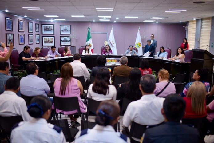 Recibe Congreso Iniciativa de la Gobernadora en materia de desaparición de personas • El objetivo del proyecto legislativo es dar celeridad al proceso de búsqueda, localización e identificación de personas desaparecidas. Xalapa, Ver., 05 de agosto de 2025.- La Mesa Directiva de la Diputación Permanente de la LXVII Legislatura turnó a las Comisiones Permanentes Unidas de Gobernación y Derechos Humanos y Atención a Grupos Vulnerables la Iniciativa de Decreto por el que se reforman y adicionan diversas disposiciones de la Ley en Materia de Desaparición de Personas, remitida a esta Soberanía por la gobernadora de Veracruz, Norma Rocío Nahle García. El objetivo de la reforma que se propone es dar celeridad al proceso de búsqueda, localización e identificación de personas desaparecidas, por lo que se advierte la realización de todas las adecuaciones pertinentes para que las autoridades involucradas actúen desde el primer momento, y los registros, bases de datos y todo sistema que cuente con información que logre ayudar en los fines de búsqueda, estén disponibles y accesibles con esta finalidad. En dicho proyecto legislativo se precisan nuevas definiciones en sintonía con el modelo nacional para que las referencias que se hagan no resulten discordantes, y de manera preponderante, se señala la Clave Única de Registro de Población (CURP) como elemento base de identificación de las personas. Se establece en la propuesta de reforma las remisiones mínimas para que puedan suministrársele las bases de datos que las autoridades generan y se optimicen los recursos disponibles para búsquedas continuas y exhaustivas, así como la posibilidad que tendrá tanto la Fiscalía Especializada para la Atención de Denuncias por Personas Desaparecidas como la Comisión Estatal de Búsqueda para acceder a la Plataforma Única de Identidad para contar con la información necesaria que requieran para efectuar sus labores. Asimismo, la obligación para todas las autoridades y particulares de cualquier naturaleza que, por sus funciones o actividades que desempeñen, tengan a su cargo datos biométricos o cualquier otro elemento identificativo de personas, para que permitan la consulta de la información a la Fiscalía Especializada y, con ello, puedan conocer sus registros, bases de datos o sistemas de información para las acciones de investigación que lleven a cabo, sin vulnerar el derecho a la protección de datos personales. Respecto de servicios periciales y forenses, se dispone que, previo a la remisión de cuerpos o restos humanos no identificados a las fosas comunes, tendrán que practicarse pruebas dactiloscópicas y genéticas para su identificación, las cuales se registrarán en el Banco Nacional de Datos Forenses en un plazo no mayor a tres días, una vez obtenido el resultado correspondiente Como parte de la estrategia nacional, en el proyecto se reproducen las características que debe contener la Ficha de Búsqueda que se implementa con la reforma del 16 de julio próximo pasado. En el marco del modelo nacional, se contempla el fortalecimiento de las Fiscalías y, en este caso, de la Fiscalía Especializada para la Atención de Denuncias por Personas Desaparecidas de la Fiscalía General del Estado, para que cuenten con personal especializado, capacitado y certificado en la investigación de los delitos objeto de la Ley. Con el fin de dotar de certeza a la participación de familiares de las víctimas, se garantiza que se proporcione de manera inmediata el número de carpeta de investigación y el folio único de identificación, así como la información necesaria para conocer el avance de la investigación. Adicional a ello, el Estado tiene la obligación de procurar acciones de bienestar integral, con énfasis en hijos e hijas de personas desaparecidas, y los protocolos que para tal efecto se instituyan, contendrán planes de seguridad y protección para las familias.