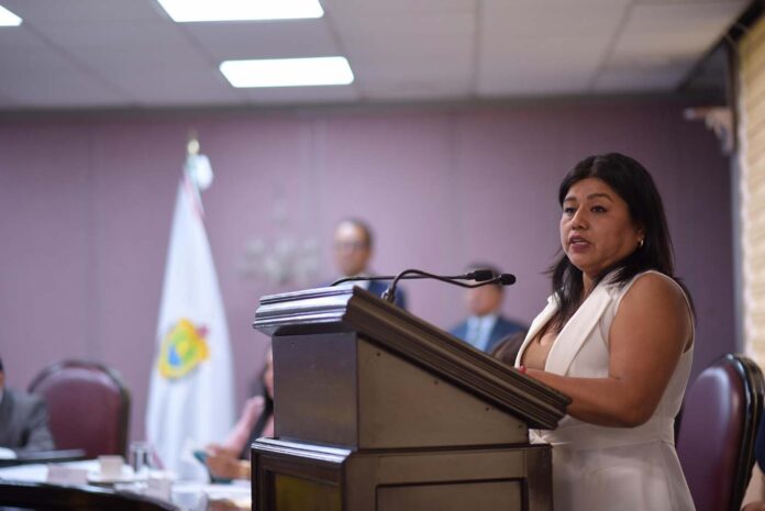 Tendría Veracruz Ley Citrícola • En el primer proyecto en la materia que se presenta para el estado, propone la Comisión Especial crear un Padrón de Productores, el Instituto Veracruzano de la Citricultura y una Dirección de Citricultura. Xalapa, Ver., 14 de agosto de 2025.- La Mesa Directiva de la Diputación Permanente turnó a la Comisión Permanente de Desarrollo Agropecuario, Rural y Forestal la Iniciativa de Ley Citrícola para el estado de Veracruz, la cual incluye, entre otras propuestas, la creación de un Padrón de Productores y del Instituto Veracruzano de la Citricultura. El proyecto, autoría de la Comisión Especial para la Atención a la Citricultura, fue presentado por su presidenta, la diputada Imelda Garrido Alvarado, durante la Cuarta Sesión Ordinaria del Segundo Receso de este año. En uso de la palabra, la legisladora destacó la producción de naranja, toronja y mandarina en el municipio de Álamo-Temapache, y de limón en Martínez de la Torre que, dijo, dan relevancia nacional a Veracruz. “En el mundo, nuestra producción citrícola está dentro de los primeros 10 lugares: segundo en limón, cuarto en toronja y quinto en naranjas y mandarinas, y la exportación llega a Estados Unidos, Países Bajos y Japón”, agregó. Imelda Garrido citó datos de la Secretaría de Agricultura y Desarrollo Rural, según los cuales, al primer semestre del año agrícola 2024, la superficie sembrada de naranja fue de 353 mil 327 hectáreas, de los cuales, Veracruz concentra 48 por ciento de la superficie nacional sembrada; Puebla, 10 por ciento; Tamaulipas, casi 10 por ciento y San Luis Potosí, 9 por ciento, lo que hace un total superior a 77 por ciento de la superficie destinada a los cítricos en el país. Además, refirió el impacto económico de la citricultura en la entidad que se refleja en la derrama económica de 10 mil 324 millones de pesos al año, un total de 38 por ciento en el nivel nacional. La citricultura es el motor principal para el sector primario, donde se necesitan dos millones 500 mil jornales, lo que equivale a ocho mil 600 empleos directos; mientras que en la agroindustria citrícola se generan 10 mil empleos directos y 20 mil indirectos, enfatizó la legisladora. Sin embargo, también reconoció los retos que enfrenta la citricultura en Veracruz, ante lo que consideró urgente la creación de “una ley que centralice la toma de decisiones y organice de manera efectiva a productores primarios y terciarios”. La propuesta de ley, conformada por cuatro títulos, 19 capítulos y 52 artículos más cinco transitorios, prevé la creación de un Instituto que sume los conocimientos y esfuerzos de expertos y productores primarios, además de todos los agentes que participan en la cadena productiva. Impulsa también modelos organizativos más sociales y cooperativistas, así como la creación de un Padrón de Productores que los ubique en sus parcelas georreferenciadas, informe sobre la cantidad y variedad del producto, garantice la calidad, la prevención y erradicación de las epidemias y cree formas más directas de comerciar entre productor y consumidor. En la misma Iniciativa, la comisión propone también la creación de una Dirección de Citricultura dentro del organigrama de la Secretaría de Desarrollo Agropecuario, Rural y Pesca (Sedarpa), que asuma con responsabilidad los retos de la producción tal y como se hace con otros productos agropecuarios.