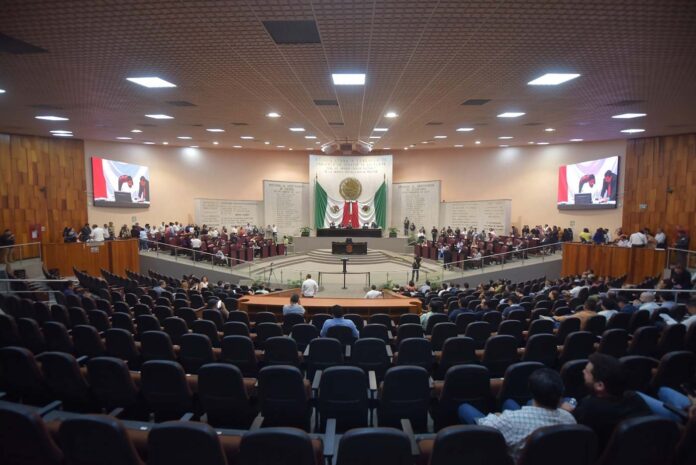Designa Congreso a Gloria Sánchez Medalla “Heberto Castillo Martínez” 2025 Destaca su trayectoria académica y sus contribuciones en la investigación y divulgación científica en el ámbito de la educación. Xalapa, Ver., 25 de septiembre de 2025.- El Pleno de la LXVII Legislatura designó a Gloria Sánchez Hernández acreedora a la Medalla “Heberto Castillo Martínez” 2025, premio con el que el Congreso del Estado reconoce y distingue el talento de ciudadanas y ciudadanos veracruzanos que han aportado a la sociedad sus conocimientos en investigación científica y tecnológica, impactando positivamente en la sociedad y mejorando la vida de las y los habitantes de la entidad y del país. Durante la Tercera Sesión Ordinaria del segundo año de labores, las diputadas y los diputados votaron el dictamen de la Comisión Permanente de Ciencia y Tecnología, instancia que, del 2 al 12 de septiembre de 2025, recibió nueve solicitudes y/o propuestas, acompañadas de una exposición de motivos y una semblanza biográfica o curricular. Las propuestas recibidas corresponden a personas destacadas en su ramo, de entre las cuales la Comisión debió proponer una terna que quedó integrada por la ciudadana y los ciudadanos Héctor Omar Pensado Díaz, Gloria Sánchez Hernández y Ángel Rafael Trigos Landa, presentados en el dictamen en orden alfabético de apellido paterno. De dicha terna, el Pleno del Congreso otorgó 42 votos a Gloria Sánchez Hernández para que reciba dicha condecoración, en reconocimiento a su trayectoria académica y sus contribuciones en la investigación y divulgación científica en el ámbito de la educación. Gloria Sánchez Hernández ha aplicado la ciencia educativa en la formación docente. Es fundadora de cátedra y presidenta de academia en la Benemérita Escuela Normal Veracruzana (BENV) “Enrique C. Rébsamen”. Destacan su trabajo en la pedagogía multigrado y su colaboración con la Organización de las Naciones Unidas para la Educación, la Ciencia y la Cultura (Unesco) en Nicaragua. Como senadora, impulsó reformas a la Ley General de Educación, promoviendo la inclusión de personas con discapacidad, la educación dual y la formación para el trabajo. Estas iniciativas reflejan su compromiso con la equidad y la mejora del sistema educativo. Fue alumna de Heberto Castillo, compartió su visión de la política como un servicio ético y promovió la inscripción del nombre del ilustre veracruzano en el Muro de Honor del Senado de la República. Además, ha organizado homenajes, foros y concursos para mantener vivo el pensamiento y las contribuciones de Heberto Castillo, destacando su unión entre ciencia, conciencia y justicia social. Su labor ha sido reconocida por instituciones nacionales e internacionales, como la Medalla de la Amistad, otorgada por Cuba, y múltiples homenajes en el ámbito educativo. En suma, su trayectoria refleja los valores de justicia, democracia y servicio a la sociedad, legado de Heberto Castillo Martínez.