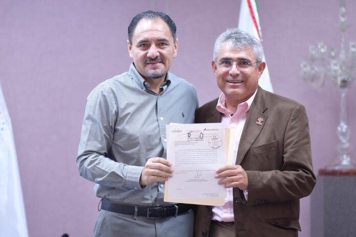 También Poder Legislativo informaría sobre el ejercicio de su gasto público • Presenta el diputado Miguel Guillermo Pintos Guillén una iniciativa para actualizar el Código Financiero del estado. Xalapa, Ver., 05 de agosto de 2025.- Mediante una iniciativa, el diputado Miguel Guillermo Pintos Guillén planteó que se incluya de forma expresa al Poder Legislativo en los entes obligados a presentar los informes trimestrales sobre el ejercicio de su gasto público. Para tal efecto, el legislador planteó reformar el Código Financiero del estado, a fin de dar cumplimiento a la responsabilidad de la persona titular de la unidad administrativa del Poder Legislativo del estado de Veracruz para informar sobre las acciones ejecutadas en relación con el gasto y destino de los recursos públicos que le son asignados y cumplir la obligación de publicitarlos y transparentarlos ante la ciudadanía. Advirtió que no existe en ningún ordenamiento legal en vigor excepción alguna que libere a cualquier ente de la obligación de presentar los informes trimestrales sobre el ejercicio de su gasto público; por lo que, de acuerdo con su proponente, la Iniciativa presentada parte del principio de que todos los entes y dependencias que ejerzan dinero público están obligados a cumplir con las exigencias de la fiscalización superior En el mismo sentido y con referencia al Artículo 29 de la Ley de Fiscalización Superior del estado, el diputado señaló la necesidad de hacer concordantes las leyes entre sí para que las autoridades de los distintos órdenes de gobierno puedan actuar dentro del ámbito de su competencia y, con ello, materializar el principio de la seguridad jurídica, por el que las autoridades supeditan su actuación a lo estrictamente plasmado en las leyes que le son de cumplimiento obligatorio. La Iniciativa de Decreto que reforma el párrafo segundo del artículo 179 del Código Financiero del estado fue turnada a la Comisión Permanente de Vigilancia.