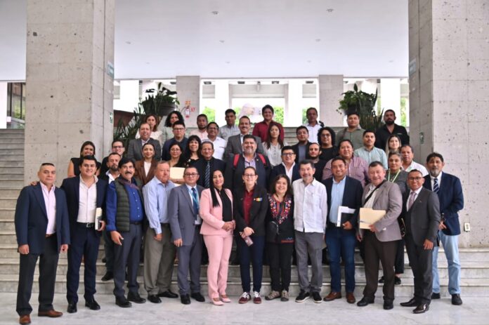 Vincula Congreso de Veracruz a gobierno con organizaciones pro-migrantes • Se reúnen diputadas, autoridades, activistas, representantes, especialistas, promotores y personas migrantes. Xalapa, Ver., 20 de agosto de 2025.- El Congreso de Veracruz vincula a las organizaciones pro-migrantes con el Gobierno del Estado, a fin de hacer efectivas las iniciativas y acciones que redunden en progreso para los connacionales y sus familias. Este día, en el Palacio Legislativo se llevó a cabo el foro Perspectivas y retos de la comunidad veracruzana migrante en Estados Unidos de Norteamérica, con la participación de autoridades, activistas, representantes, especialistas, académicos, promotores y personas migrantes. La presidenta de la Mesa Directiva de la LXVII Legislatura, diputada Tanya Carola Viveros Cházaro, dio la bienvenida a las y los asistentes, ante quienes previó la conformación de una agenda legislativa que atienda el fenómeno migratorio, que requerirá coordinación y colaboración estrechas de todos los actores involucrados y sus distintas propuestas mediante mesas de trabajo. Habló de la coincidencia que hay entre este Congreso y la administración que encabeza la gobernadora de Veracruz, Rocío Nahle García, en atender de manera efectiva las demandas sociales desde las causas y el mejoramiento de las condiciones de vida de todas las personas, lo cual, dijo, requiere dar seguimiento a las propuestas y pasar de la palabra a la acción. A su vez, la presidenta de la Comisión Permanente de Población y Atención a Migrantes, diputada Janix Liliana Castro Muñoz, destacó la importancia de este foro para el planteamiento, análisis y discusión de “desafíos que requieren un enfoque multidisciplinario, incluyente y, sobre todo, humanista” desde las perspectivas de las políticas públicas, los derechos humanos, el impacto social y económico y la cultura. Manifestó que con este encuentro se busca sumar acciones a fin de que este Congreso pueda presentar propuestas de solución y estrechar la coordinación con distintas autoridades. Valoró la trascendencia de los planteamientos presentados en el foro y dijo confiar en que serán de utilidad para la formulación de políticas públicas y estrategias que respondan de manera efectiva a las necesidades de las comunidades migrantes. Hicieron uso de la palabra y presentaron sus planteamientos: el director de Latin Dreams Program, Christian Ochoa Zárate; el director de la organización Migrantes Unidos Por Ti AC, Carlos Ruano Jiménez; el presidente de la organización Multi–Ethnic Alliance of New York, Felipe Salinas; el coordinador de la Red de Comerciantes Latinos en Nueva York, Gabriel Águila Flores, y el artista veracruzano Jesus Saí. También el investigador de la Universidad Veracruzana (UV) Carlos Alberto Garrido de la Calleja; el especialista en Derecho Parlamentario Daniel Enrique Azuara Carrillo; el presidente de la organización Casa Veracruz de los Ángeles California, David Cansino Domínguez; el CEO de Vangee Global Comercialización, Juan Morales Mata, y el cónsul general de la República de Honduras en México, Santos Alberto Osorto Montoya. Del mismo modo, tomaron la palabra: el titular de la Dirección General de Atención a Migrantes, Bertoldo Reyes Campuzano; por la Secretaría de Turismo (Sectur), Gabriela G. Aguirre Colorado; Secretaría de Desarrollo Agropecuario, Rural y Pesca (Sedarpa), Adolfo Camet Cobos; Secretaría de Desarrollo Económico (Sedecop), Andrea Molina Blancas; Secretaría de Educación de Veracruz (SEV), Roberto Santos Ceballos; Secretaría de Trabajo, Previsión Social y Productividad (STPSP), Guadalupe Cruz Herrera; Secretaría de Cultura de Veracruz (Secver), Andrea Jazmín Domínguez Andrade; Dirección del Registro Civil, Mirthala Isabel Juárez González, y Candelario Pérez Alvarado, representante de la Secretaría de Mexicanos en el Exterior del Comité Nacional de Morena.