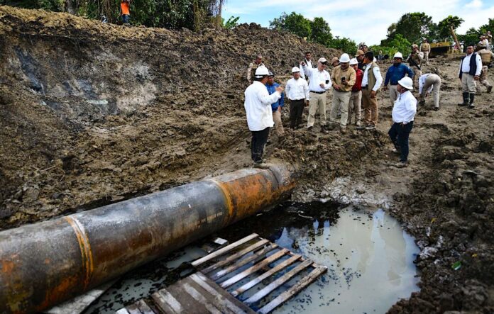 Director de Pemex supervisa afecataciones por derrame de hidrocarburo