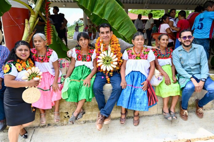 Pueblos y comunidades indígenas ya son dueños de su propio destino: Esteban Bautista • Encabeza el presidente de la Junta de Coordinación Política el encuentro informativo Pueblos indígenas en una sola voz en Chicontepec. Xalapa, Ver., 09 de septiembre de 2025.- El presidente de la Junta de Coordinación Política (Jucopo), diputado Esteban Bautista Hernández, encabezó el encuentro informativo Pueblos indígenas en una sola voz, en la cabecera municipal de Chicontepec, donde manifestó que la reforma al Artículo 5° constitucional, impulsada por la gobernadora Rocío Nahle García, da certidumbre jurídica y libertad en la determinación, organización y expresión a los pueblos y comunidades indígenas, por lo que ahora “ya son dueños de su propio destino y son reconocidos desde la Carta Magna”. En presencia de la diputada del Distrito IV de Álamo, Imelda Garrido Alvarado, del diputado Carlos Marcelo Ruiz Sánchez, de autoridades electas y en funciones de los municipios de la Zona Norte, el legislador destacó las bondades de dicha reforma, emanada de un gobierno humanista y de un Congreso al que “llegamos para dignificar el papel del diputado, porque se ha pervertido ese papel” y a devolver la dignidad a quienes en el pasado fueron utilizados como objetos políticos. Ante las abuelas y los abuelos presentes, recordó la historia de los pueblos y las comunidades indígenas, en los que “aguantamos muchos años, pero gracias a ese cambio del 2018, un México herido empieza a caminar con pasos firmes, con hombres y mujeres dignos que aman a este país. No fue fácil. Periodistas asesinados, líderes sociales asesinados, indígenas encarcelados por luchar por una patria digna”. Al señalar que “nunca en la historia de nuestro país habíamos sido los indígenas prioridad nacional; siempre fuimos objeto para llenar plazas públicas, para satisfacer los intereses de aquellos que vinieron a aplastar nuestra dignidad. Ahora, con esta reforma, somos sujetos de libre determinación”. El diputado se congratuló porque, dijo, se han cristalizado las aspiraciones de millones de mexicanas y mexicanos, que pueden disfrutar de las riquezas del país. “Hoy las acciones llegan en diferentes direcciones. Dinero siempre hubo. Me da mucha alegría que hoy, dentro del paquete de programas sociales, los abuelos reciban un recurso directo producto de nuestra riqueza nacional. Me da mucho gusto que hoy nuestros hermanos con discapacidad tengan un presupuesto que les llega permanentemente. Hoy, ocho de cada diez mexicanos reciben este beneficio”. Hoy, aseveró Esteban Bautista Hernández, con gobiernos como los que encabezan la presidenta de México, Claudia Sheinbaum Pardo, y la gobernadora de Veracruz, Rocío Nahle García, “somos dueños de nuestro propio destino, de nuestra propia cultura, de nuestro propio caminar”. Por último, el legislador reiteró a las y los presidentes municipales electos y en funciones que “no se desconecten de las comunidades, queremos autoridades brillantes que respondan a las necesidades de nuestros pueblos” y aseguró el acompañamiento de sus representantes en el Congreso: “Ahí vamos a estar. Con ustedes somos todo, sin ustedes no somos nada”. A este encuentro asistieron también, la subdirectora de Fiscalización de los Recursos Federales, de la Contraloría General del Estado (CGE), Bárbara Galindo Ramos; la presidenta municipal de Álamo, Blanca Lilia Arrieta Pardo; el presidente municipal de Chicontepec, Armando Fernández de la Cruz; agentes y subagentes municipales; representantes del Instituto Nacional de los Pueblos Indígenas (INPI), comisariados ejidales, estudiantes, productores y habitantes de la región.