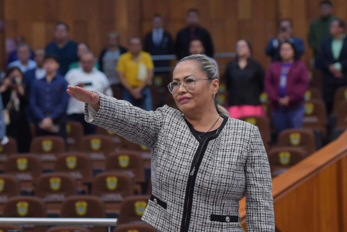 Namiko Matzumoto, titular de la Comisión Ejecutiva de Atención a Víctimas • Fue designada por el Congreso para un periodo de cuatro años, tras obtener la mayoría de votos de la terna. Xalapa, Ver., 11 de septiembre de 2025.- El Pleno de la LXVII Legislatura del Estado de Veracruz designó a la ciudadana Namiko Matzumoto Benítez como titular de la Comisión Ejecutiva Estatal de Atención Integral a Víctimas, para un periodo de cuatro años. Esto, con fundamento en los Artículos 91 y 92 de la Ley de Víctimas para el Estado de Veracruz. Durante la primera sesión ordinaria, del Segundo Año de Labores, y tras la lectura del Acuerdo de la Junta de Coordinación Política (Jucopo) de la terna integrada por las ciudadanas Namiko Matzumoto Benítez y Raquel Rivera Sánchez y por el ciudadano Luis Ángel Rodríguez Lino, se procedió a la apertura del tablero electrónico de votación, siendo Matzumoto Benítez quien obtuvo 46 votos. El Acuerdo de la Jucopo refiere que, de conformidad con la Ley, la Comisión Ejecutiva Estatal es un organismo con personalidad jurídica y patrimonio propios, con autonomía técnica y de gestión, que tiene por objeto garantizar, promover y proteger los derechos humanos, en especial los derechos a la asistencia, a la protección, a la atención, a la verdad, a la justicia, a la reparación integral y a la debida diligencia, así como desempeñarse como el órgano operativo del Sistema Estatal de Atención a Víctimas. Este Congreso recibió el pasado 29 de agosto de la gobernadora de Veracruz, Rocío Nahle García, la terna de aspirantes a ocupar el cargo de Comisionado Ejecutivo de la Comisión Ejecutiva Estatal de Atención Integral a Víctimas y, por consiguiente, se determinó que la Comisión Permanente de Derechos Humanos y Atención a Grupos Vulnerables sería la instancia encargada de entrevistar a las candidatas y candidatos al cargo y, de lo actuado, remitir un informe a la Jucopo. La Jucopo destaca la revisión de los documentos y la realización de las entrevistas con cada una de las personas aspirantes, así como la verificación del cumplimiento de los requisitos establecidos por la ley. 