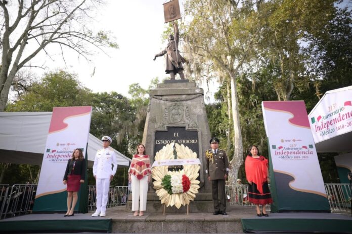 Participa Congreso en actos conmemorativos de la Independencia de México Xalapa, Ver., 16 de septiembre de 2025.- A invitación de la gobernadora del estado de Veracruz, ingeniera Rocío Nahle García, el presidente de la Junta de Coordinación Política (Jucopo), diputado Esteban Bautista Hernández, y la presidenta de la Mesa Directiva, legisladora Naomi Edith Gómez Santos, participaron en las actividades patrias con motivo del 215 Aniversario del inicio de la independencia de México. En representación de la LXVII Legislatura de Veracruz, la noche de este 15 de septiembre, Bautista Hernández y Gómez Santos, asistieron a celebrar el tradicional Grito en la explanada de la Plaza Lerdo de esta ciudad capital, presidido, en un hecho histórico, por una Gobernadora mujer en Veracruz, donde cientos de veracruzanas y veracruzanos atestiguaron este transcendental acto. El día de hoy, previo al Desfile Cívico Militar, la presidenta de la Mesa Directiva, diputada Naomi Edith Gómez Santos, acompañó a la gobernadora del estado, Rocío Nahle García, a la Guardia de Honor ante el monumento de Don Miguel Hidalgo y Costilla, donde también se contó con la presencia de la presidenta del Tribunal Superior de Justicia, Rosalba Hernández Hernández; el comandante de la Primera Región Naval, Ramiro Lobato Camacho, entre otros.