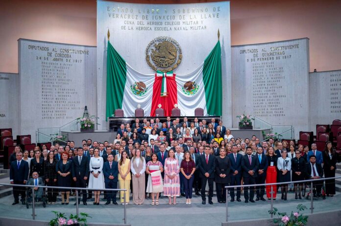 En Sesión Solemne y en representación de la LXVII Legislatura, la presidenta de la Mesa Directiva, diputada Naomi Edith Gómez Santos, tomó la protesta de ley a las magistradas y los magistrados, las juezas y los jueces de Primera Instancia del Poder Judicial de Veracruz, electos mediante el voto popular el 1 de junio pasado, y de igual forma, a las personas designadas por los tres poderes del estado para el Órgano de Administración Judicial. Este 1 de septiembre, la Mesa Directiva del segundo año de labores de la LXVII Legislatura, integrada por las diputadas Naomi Edith Gómez Santos y Estefanía Bastida Cuevas y por el diputado Alejandro Porras Marín, presidenta, vicepresidenta y secretario, respectivamente, la gobernadora de Veracruz, Rocío Nahle García, las presidentas entrante y saliente del Poder Judicial, juzgadoras y juzgadores, así como diputadas y diputados del Congreso y representantes de la sociedad civil organizada fueron testigos de la consolidación de las reformas nacional y estatal que cambió el paradigma del Poder Judicial y permitió que sus integrantes sean electos por el voto directo de la ciudadanía. La reforma federal, iniciada por la administración 2018-2024 y consolidada por el gobierno de la doctora Claudia Sheinbaum Pardo, fue armonizada en el nivel estatal por la gobernadora Rocío Nahle García al proponer a este Congreso las reformas a la Constitución Política y a la legislación local, para permitir que la ciudadanía elija a las personas juzgadoras y precisar disposiciones relacionadas con el actuar del Poder Judicial, a fin de garantizar imparcialidad, independencia y profesionalismo de sus integrantes y establecer la separación de labores administrativas y jurisdiccionales. En un acontecimiento inédito en la historia de Veracruz, en el Recinto Oficial de Sesiones del Palacio Legislativo, rindieron la protesta de Ley como magistradas y magistrados integrantes del Tribunal Superior de Justicia (TSJ) las ciudadanas y los ciudadanos: Rosalba Hernández Hernández, Violeta Condado Zágada, Jonathan Cortés Vargas, Miguel Herrera González, Lisbeth Aurelia Jiménez Aguirre, Liliana López Coronado, Jonathan Máximo Lozano Ordoñez, Fabiola Argelia Martínez Palma, Esteban Martínez Vázquez, Silvia Clementina Ochoa Castillo, Emmanuel Pérez Espinoza, Olga Mariela Quintanar Sosa, Mirza Abilene Rodas Espejo, Arturo Sosa Vázquez y Carlos Antonio Vázquez Azuara. Como magistradas y magistrados integrantes del Tribunal de Disciplina Judicial, Paulina Elizabeth Ahumada Santana, María Victoria Carballo Carrasco, María Teresa López González, Humberto de Jesús Sulvarán López y Agustín Torres Bello, y Luz María López Aburto como magistrada integrante del Tribunal de Conciliación y Arbitraje. De igual manera, rindieron la protesta al cargo de juezas y jueces electos de Primera Instancia, integrantes del Poder Judicial del Estado, las y los ciudadanos Patricia Aburto Córdoba, Ariadna Aburto Sánchez, Adriana Arias Ferreira, Ihali Patricia Armas Márquez, Rosa Becerra Marín, Manuel Abraham Berman Navarro, Claudia Bolaños García, Victoria del Pilar Bonilla Salazar, Eliel Elías Bouchot Morales, María de los Ángeles Carmona López, Lorenzo Castillo Ortiz, Elizabeth Castillo Tiburcio, Anubis Marisol Contreras Sanmartín, Sabino Cortés Gaona, Gabriela de la Rosa Hernández, Lorena Díaz Rodríguez, Juan Ignacio Domínguez Hernández, Roberto Rafael Dorantes Guevara, Alfredo Espinosa Bernard, Cecilia Espinosa Téllez, Cecilia Gabriela Farfán Rivera, José Rodolfo Fernández Jiménez, Ignacio de Jesús Fernández Ortega, David Flores Castillo y José Martín Flores Martínez. También, Mildred Zaraida Gamboa Pérez, Ana Elia García Cruz, Ana Xitlalic García Espinoza, María Leticia García Ochoa, César Augusto García Ramírez, Miroslava García Ramírez, Jennifer García Reyes, María Andrea García Zavaleta, José Allan González de Librado, Juan Carlos González Hernández, María Isabel González López, Blanca Patricia Guarneros Meza, Óscar Antonio Guerrero Hernández, Wendy Guzmán Hernández, Cristóbal Hernández Cruz, Antonio de Jesús Hernández Flores, Claudia Denise Hernández Fócil, Liliana Hernández García, Soledad Hernández Hernández, Francisco Javier Hernández Lima, Indira Abigail Hernández Villalba, Juan Carlos Herrera Corzas y Miriam Eunice Juan de León. De igual forma, Bruno Sebastián Juárez Castillo, Erik Landa Castillo, Ricardo Lara Córdoba, Larissa Lizeth Lara Enríquez, Yakdania Nahomi Lezama Sánchez, Sonia Lima Santos, Felipe López Aburto, Miriam López Aguilar, Verónica Loyo Chacón, Luis Eduardo Lozada Hernández, Óscar Luis Lozada Hernández, Jorge Enrique Luna Díaz, Jorge Luis Mapel Martínez, Karla Fernanda Márquez Hernández, Blas Martínez Cruz, Roberto Martínez Oropeza, Ovet Medina Cruz, Adriana Muñoz Díaz, Gregorio Esteban Noriega Velasco, Guadalupe Pérez García, Daniel Cristóbal Pérez Rodríguez, Ángel Emilio Rivera Moctezuma, Marco Antonio Rodríguez Lobato, Maribel Rodríguez Matamoros, Saúl Solís López, Cristopher Iván Verdejo Andrade, Georgina Beatriz Victory Fernández, Mario Vivanco Gastelum y Glenda Mariela Zúñiga Meza. Los integrantes designados del Órgano de Administración Judicial son: Diana Adivedh Cruz Villegas, Alma Rosa Flores Ceballos, María Del Socorro Hernández Cadena, Víctor Luis Priego López y Antonio Sobrevilla Castillo. A este acto asistieron titulares de despacho de la administración pública estatal, representantes de organizaciones civiles y presidentes y presidentas municipales de la entidad. Con la Sesión Solemne celebrada este lunes 1 de septiembre, inició el Segundo Año de Ejercicio Constitucional de la LXVII Legislatura. A convocatoria de la presidenta de la Mesa Directiva, diputada Naomi Edith Gómez Santos, la Primera Sesión Ordinaria del Pleno tendrá verificativo el jueves 11 de septiembre a partir de las 13:00 horas en el Recinto Oficial del Palacio Legislativo.