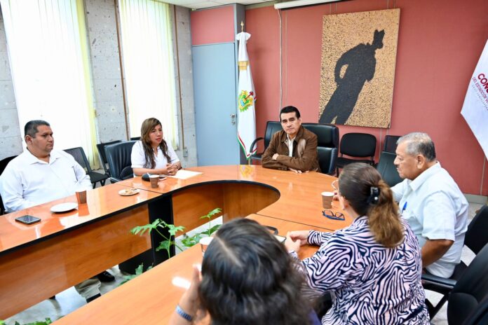 Como nunca antes, el Congreso al servicio de la gente: Esteban Bautista • Realiza el diputado una edición más del Miércoles Ciudadano atendiendo a la población que requiere el apoyo de sus representantes. Xalapa, Ver., 24 de septiembre de 2025.- Como cada miércoles, el presidente de la Junta de Coordinación Política (Jucopo) de la LXVII Legislatura del estado de Veracruz, diputado Esteban Bautista Hernández, abre las puertas del Congreso local para atender a las ciudadanas y los ciudadanos que requieren el apoyo de la representación popular para la canalización o solución de temas de diversa índole. El legislador dispuso este miércoles 24 de septiembre para atender a quienes acudieron desde las nueve de la mañana al Palacio Legislativo. El diputado dejó constancia de nueva cuenta de su compromiso de ofrecer a las y los ciudadanos un espacio en el que pueden presentar sus inquietudes, demandas y peticiones. “Hemos hecho del Congreso un lugar al que todas y todos pueden acudir con la seguridad de que serán escuchados y que saldrán con una solución”, aseveró. Este día, recibieron atención veracruzanas y veracruzanos provenientes de diversas regiones de la entidad, quienes expusieron al legislador algunos trámites relacionadas con tenencia y regularización de tierras, gestión de caminos y rehabilitación de vías de comunicación, acceso a servicios básicos y otros relativos a salud, educación y seguridad. Durante la jornada, el representante popular dio puntual atención a cada persona, al momento vinculó los temas de mayor prioridad e instruyó realizar un seguimiento caso por caso para verificar o validar que se dé una solución real y viable. Finalmente, el diputado Esteban Bautista exhortó a la ciudadanía a seguir su cuenta en Facebook para conocer los avisos y la agenda de atención ciudadana.