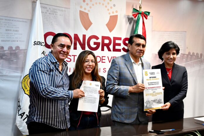 Tendrán trabajadores del Congreso facilidades para tramitar testamento * Firman diputada Elizabeth Morales y autoridades del Poder Legislativo un convenio de colaboración. Xalapa, Ver., 23 de septiembre de 2025.- La diputada Elizabeth Morales García y el Congreso del Estado firmaron un convenio de colaboración que tiene como propósito facilitar a las y los trabajadores del Poder Legislativo de Veracruz y sus familiares el acceso al cumplimiento de sus derechos testamentarios. En un acto celebrado en la sala Jesús Reyes Heroles del Palacio Legislativo, suscribieron el documento la presidenta de la Mesa Directiva de la LXVII Legislatura, diputada Naomi Edith Gómez Santos, el presidente de la Junta de Coordinación Política, diputado Esteban Bautista Hernández, la legisladora Elizabeth Morales y el secretario general del Sindicato Único de Trabajadores al Servicio del Poder Legislativo (SUTSPL), José de Jesús Rodríguez Hernández. De acuerdo con el convenio, la legisladora gestionará la exención del pago de honorarios del notario público en el trámite testamentario para quedar en 200 pesos únicamente por el cobro de inscripción en la instancia gubernamental correspondiente en beneficio de todas las y los trabajadores del Congreso y sus familiares que lo soliciten, a partir de la firma del convenio y hasta el 31 de octubre de 2025. En el uso de la palabra, la diputada Naomi Edith Gómez Santos y el diputado Esteban Bautista Hernández coincidieron en reconocer la iniciativa de la legisladora Elizabeth Morales para hacer efectivo el respeto a la dignidad de las y los trabajadores. A su vez, la diputada Elizabeth Morales dijo que “no tenemos que esperar a que ya nos sintamos mal, a que pensemos que algo va a suceder para decir ‘Tengo que hacer mi testamento’. Hay que hacerlo hoy que estamos fuertes, que estamos bien y que tenemos la oportunidad de aprovechar este convenio”. También, el secretario general del SUTSPL, José de Jesús Rodríguez, expresó su agradecimiento a la gobernadora Rocío Nahle García y a los notarios del estado, y reconoció la labor, disposición y voluntad de las diputadas y los diputados para coadyuvar en la mejora de la vida de las y los trabajadores del Congreso.