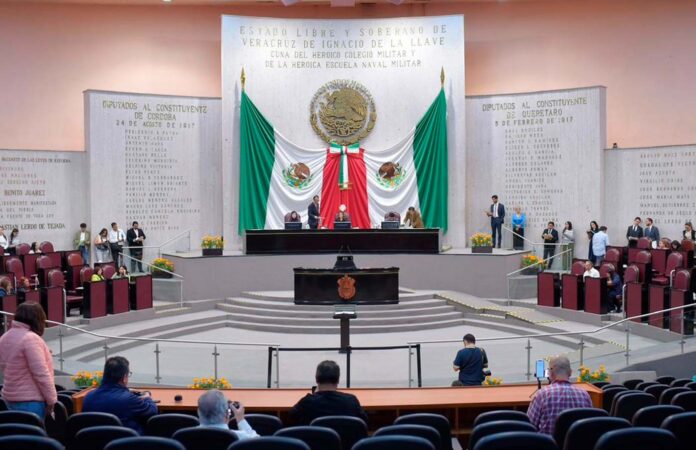 Nuevo formato para agilizar comparecencias, propone bancada de Morena • Acorta tiempos, privilegia el orden y garantiza la pluralidad en las participaciones de todos los grupos parlamentarios. Xalapa, Ver., 23 de octubre de 2025.- Con el objetivo de que la discusión parlamentaria se desarrolle de forma más ordenada y productiva, fomentando una rendición de cuentas clara y transparente, que enriquezca el diálogo democrático y permita atender eficazmente los retos que enfrenta el estado de Veracruz, el Grupo Legislativo de Morena presentó una iniciativa que modificaría el contenido del Artículo 154 del Reglamento para el Gobierno Interior del Poder Legislativo en relación con la dinámica de las comparecencias que con motivo de la glosa del Informe deben realizarse anualmente ante la representación popular. La iniciativa, turnada para su análisis a la Comisión Permanente de Gobernación, refiere que se busca garantizar la pluralidad política y la participación de todos los grupos parlamentarios, en igualdad de condiciones y que, con este mecanismo, se prevé la agilización de las comparecencias, acortando el tiempo de las mismas. Este modelo de comparecencias propuesto se alinea con lo utilizado en el Congreso de la Unión, a través de la Cámara de Diputados y el Senado de la República, quienes emplear similar método para la importante labor de rendición de cuentas. Se incorporan elementos propios del lenguaje inclusivo, con el fin de visibilizar que la titularidad de las distintas secretarías, organismos autónomos y Diputaciones pueden corresponder a distintos géneros De acuerdo con el contenido de la propuesta, se prevé establecer dos rondas de preguntas por parte de las Diputaciones y dos rondas de respuestas que desahogará la persona servidora pública compareciente, quien en una sola intervención por ronda contestará las preguntas que formulen las Diputaciones pertenecientes a los Grupos Legislativos y de quienes no conformen grupo, en los órdenes descendente en la primera ronda y ascendente en la segunda ronda. De esta manera, se busca generar igualdad de condiciones para las Diputaciones en el orden de participación al alternarlas por rondas y simplificación del formato, el cual busca dar mayor concentración y enfoque a los temas centrales que sean objeto de la comparecencia. A través de este nuevo formato, se refuerza el compromiso de la Legislatura con la participación inclusiva y el fortalecimiento institucional, promoviendo que la voz de los diferentes grupos y partidos políticos sea escuchada en igualdad de condiciones. Indicó la diputada. Asimismo, se comparte lo manifestado por la diputada Valeria Méndez Moctezuma en relación con la presentación del informe que deben rendir las y los comparecientes y que debe hacerse de manera digital, como una medida que abona al cuidado del medio ambiente. Por último, se suprime la triangulación del trámite previo previsto en la fracción II del artículo 154 del Reglamento; con la finalidad que, quien solicite datos de logística y contenido del texto inicial de la comparecencia, lo sea únicamente la Presidencia de la Comisión respectiva para agilizar dichos trámites. 