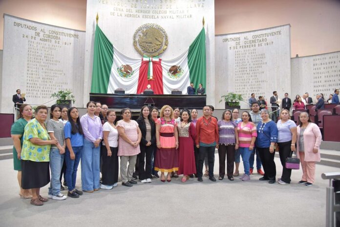 Aprueban reforma para que ayuntamientos promuevan el desarrollo artesanal • Ayuntamientos deberán instalar una Casa de las Artesanías, contar con un consejo municipal o un subcomité de desarrollo artesanal. • Con 42 votos, sin abstenciones o votos en contra, avalan el dictamen, resultado de la iniciativa presentada el pasado 19 de junio por la diputada Miriam García Guzmán. Xalapa, Ver., 06 de octubre de 2025.- El Pleno de la LXVII Legislatura aprobó por unanimidad el dictamen con proyecto de Decreto que reforma diversas disposiciones de la Ley Orgánica del Municipio Libre, con el cual se impulsará, desde los municipios, la promoción y desarrollo de las actividades artesanales generadas en el estado de Veracruz. El dictamen, emitido por las Comisiones Permanentes Unidas de Gobernación y de Desarrollo Artesanal, resultado de la iniciativa presentada el pasado 19 de junio por la diputada Miriam García Guzmán, otorga certeza y respaldo a las artesanas y artesanos veracruzanos toda vez que, entre otras cosas, dispone la obligatoriedad de los Ayuntamientos para la instalación de la Casa Municipal de las Artesanías, el Consejo de Desarrollo Artesanal o, en su caso, el Subcomité de Desarrollo Artesanal, además de la integración de un padrón de personas artesanas del municipio. Prevé, como parte de las atribuciones de las comisiones municipales de Cultura, Educación y Turismo, la promoción y preservación de las técnicas artesanales y productos de la región, así como la participación de las personas artesanas en ferias y exposiciones culturales dentro y fuera de la demarcación. En el mismo sentido, dispone que sea contemplada la actividad artesanal dentro de los programas y políticas de promoción turística del municipio y el impulso a campañas de difusión y promoción del arte popular, propiciando intercambios turísticos relacionados con la materia. En cuanto a la comisión Desarrollo Económico Municipal, estimular el vínculo entre el sector artesanal con las dependencias del ramo para que tengan capacitación y asesoramiento en aspectos relacionados con la comercialización, calidad y registro de sus productos. Al hacer uso de la tribuna, a nombre del Grupo Legislativo de Morena, la presidenta de la Comisión Permanente de Desarrollo Artesanal y autora de la propuesta, diputada Miriam García Guzmán, expresó que las artesanías suponen un valor que debe ser conservado, enriquecido y exhibido al mundo. Agregó que en los últimos años se han impulsado corredores artesanales y eventos trascendentales donde las artesanas y los artesanos de Veracruz han tenido un papel relevante; “sin embargo, aún debemos trabajar y buscar mejores estrategias para impulsar la actividad artesanal que es el sustento de muchas familias veracruzanas”, concluyó.