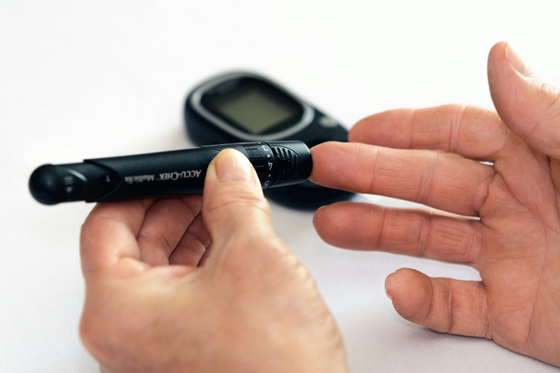 Por qué se celebra el Día Mundial de la Diabetes Cada 14 de noviembre el mundo se une para conmemorar el Día Mundial de la Diabetes, una fecha proclamada por la Organización Mundial de la Salud (OMS) y la Federación Internacional de Diabetes (FID) desde 1991. Su objetivo es concienciar sobre el impacto de la diabetes en la salud global, fomentar la prevención y promover el acceso universal a tratamientos, educación y hábitos saludables. La fecha fue elegida en honor al nacimiento de Sir Frederick Banting, quien junto con Charles Best descubrió la insulina en 1921, salvando millones de vidas desde entonces. En México, el tema es especialmente relevante según datos de la Secretaría de Salud (2024), más de 14 millones de mexicanos viven con diabetes tipo 2, y se estima que una tercera parte no ha sido diagnosticada. 1. Qué es la diabetes y por qué es tan importante detectarla La diabetes es una enfermedad crónica que aparece cuando el cuerpo no produce suficiente insulina o no puede utilizarla de manera eficaz. La insulina es una hormona que permite que la glucosa (azúcar) pase de la sangre a las células para producir energía. Cuando este proceso falla, los niveles de azúcar aumentan en la sangre, lo que a largo plazo puede dañar órganos como el corazón, los riñones, los ojos y los nervios. Existen tres tipos principales Tipo 1 el cuerpo no produce insulina. Suele diagnosticarse en la infancia o juventud. Tipo 2 el cuerpo no utiliza bien la insulina. Es la forma más común y está estrechamente relacionada con el estilo de vida. Gestacional aparece durante el embarazo y puede desaparecer después del parto, aunque aumenta el riesgo futuro de tipo 2. Detectar la diabetes a tiempo puede prevenir complicaciones graves. De ahí la importancia del Día Mundial de la Diabetes como recordatorio para realizar chequeos médicos periódicos. 2. Síntomas de alerta que no debes ignorar Muchas personas conviven con diabetes sin saberlo, ya que los síntomas pueden ser leves al inicio. Algunos de los más comunes incluyen Sed excesiva y ganas frecuentes de orinar. Fatiga constante o debilidad. Visión borrosa. Pérdida de peso inexplicable. Heridas que tardan en cicatrizar. Infecciones recurrentes (especialmente de piel o encías). Si presentas alguno de estos signos, lo más recomendable es acudir al médico para realizar una prueba de glucosa o hemoglobina A1c, que mide los niveles de azúcar promedio en la sangre durante tres meses. 3. Cómo prevenir la diabetes tipo 2 La buena noticia es que la diabetes tipo 2 puede prevenirse o retrasarse con cambios de hábitos sostenibles. A continuación, algunas medidas respaldadas por especialistas a. Mantén una alimentación balanceada Reduce el consumo de azúcares refinados y alimentos ultraprocesados. Prefiere frutas, verduras, granos integrales y proteínas magras. Un estudio de la OMS indica que reducir 10 % de peso corporal en personas con sobrepeso disminuye hasta un 50 % el riesgo de desarrollar diabetes. b. Realiza actividad física regularmente El ejercicio ayuda a controlar el azúcar y mejora la sensibilidad a la insulina. Recomendación mínima 150 minutos de actividad moderada por semana (caminar, bailar, nadar o andar en bicicleta). c. Controla tu peso y revisa tu presión arterial El exceso de grasa abdominal se relaciona con la resistencia a la insulina. Monitorea tu cintura y acude a revisiones médicas al menos una vez al año. d. Duerme bien y maneja el estrés Dormir menos de 7 horas por noche o vivir en estrés constante aumenta los niveles de cortisol, lo que puede elevar la glucosa. 4. La diabetes en México una realidad urgente México ocupa el séptimo lugar mundial en prevalencia de diabetes, según la Federación Internacional de Diabetes. Entre los principales factores de riesgo se encuentran Dietas altas en azúcares y grasas saturadas. Sedentarismo y obesidad. Falta de revisiones médicas preventivas. Además, la diabetes no afecta solo la salud individual genera altos costos en el sistema público de salud y afecta la productividad laboral. Por eso, la prevención es la mejor inversión. Cada año, el Día Mundial de la Diabetes también sirve para impulsar políticas públicas enfocadas en educación nutricional, accesibilidad a tratamientos y promoción de la salud. 5. Qué puedes hacer este 14 de noviembre para sumarte a la causa El Día Mundial de la Diabetes 2025 tiene como lema “Acceso a la atención si no ahora, ¿cuándo”, buscando garantizar que todas las personas diagnosticadas puedan recibir tratamiento y educación médica adecuada. Formas de participar Revisa tu glucosa muchas clínicas y farmacias ofrecen chequeos gratuitos. Usa algo azul el color oficial del movimiento simboliza la unión mundial contra la enfermedad. Participa en caminatas o eventos de salud en ciudades como Veracruz, Xalapa o Coatzacoalcos suelen realizarse actividades conmemorativas. Comparte información usa el hashtag #DíaMundialDeLaDiabetes en redes sociales para difundir la importancia del autocuidado. También puedes organizar una charla en tu escuela o trabajo sobre alimentación saludable o donar a organizaciones que apoyen a personas con diabetes de bajos recursos. Día Mundial de la Diabetes