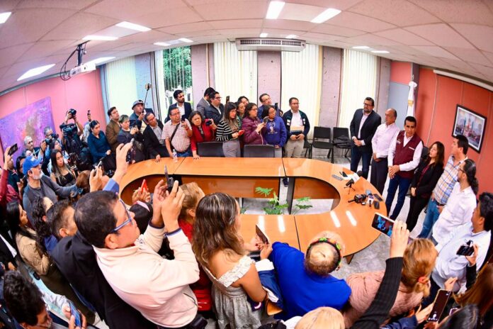 Donan diputadas y diputados un mes de salario a damnificados • El pueblo de Veracruz ha demostrado su solidaridad, la representación popular hará lo propio; toda ayuda suma: diputado Esteban Bautista. Xalapa, Ver., 15 de octubre de 2025.- Los coordinadores de los Grupos Legislativos de Morena, Partido Verde Ecologista de México (PVEM) y Partido Acción Nacional (PAN), la presidenta de la Mesa Directiva, diputada Naomi Edith Gómez Santos, y los diputados del Partido del Trabajo (PT) y de Movimiento Ciudadano (MC), anunciaron en conferencia de prensa el Acuerdo para donar un mes de salario de cada diputada o diputado integrante de la LXVII Legislatura, en un acto de unidad y solidaridad con las personas afectadas por las inundaciones registradas en el norte de Veracruz. En primer término, el legislador Esteban Bautista Hernández, presidente de la Junta de Coordinación Política (Jucopo) expresó que, con motivo de la contingencia que dañó mayormente en Poza Rica, Álamo y Cazones de Herrera, se consideró de suma importancia que este Congreso destine recursos económicos a la adquisición de insumos para las familias y personas que se encuentran en una situación emergente que reclama con urgencia el respaldo de sus representantes. Agregó que, tras analizar los daños y tomando como ejemplo la solidaridad y empatía del pueblo de Veracruz que se ha volcado en apoyar a las y los ciudadanos perjudicados, esta Legislatura hará lo propio, una vez logrado el Acuerdo de las diversas fuerzas políticas representadas en esta Soberanía para destinar de manera íntegra lo equivalente a un mes de salario de cada diputada y diputado. Signaron el Acuerdo los diputados y diputada coordinadores de las bancadas de Morena, Esteban Bautista Hernández; del PVEM, Carlos Marcelo Ruiz Sánchez; del PAN, Enrique Cambranis Torres; Mixto Veracruz nos Une, Montserrat Ortega Ruiz, así como los legisladores del PT, Ramón Díaz Ávila y de MC, Adrián Sigfrido Ávila Estrada. El Acuerdo para la donación de un mes de salario está enlistado en el Orden del Día de la Sexta Sesión Ordinaria y se prevé una votación mayoritaria por parte del Pleno.