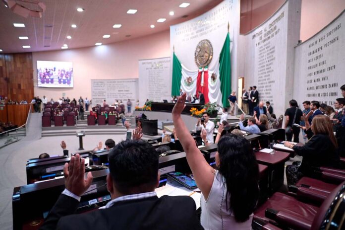 Actualiza Congreso el Código Penal contra impunidad por encubrimiento • Avala el Pleno la iniciativa presentada por la diputada Naomi Edith Gómez Santos. • Recurso de inculpabilidad por parentesco, no aplicaría en casos de feminicidio, homicidio, violación o pederastia. Xalapa, Ver., 28 de octubre de 2025.- Con 39 votos a favor, sin abstenciones o votos en contra, el Pleno de la LXVII Legislatura aprobó el dictamen de decreto por el que se actualiza el Código Penal del Estado de Veracruz que elimina excusas absolutorias y causas de inculpabilidad relacionadas con vínculos familiares o afectivos, que impiden sancionar a quienes ocultan o protegen a los responsables de delitos graves, cerrando vacíos legales que permiten el encubrimiento. El dictamen, derivado de la propuesta de la diputada Naomi Edith Gómez Santos, y presentado por las Comisiones Permanentes Unidas de Justicia y Puntos Constitucionales, y para la Igualdad de Género, reforma los artículos 26 y 345 de dicho Código, para acotar con mayor precisión las líneas de parentesco e impedir que relaciones afectivas ambiguas, como la amistad o el respeto, sean causales para ampararse en la excepción de inculpabilidad en casos de encubrimiento. Asimismo, excluye de la posibilidad de inculpabilidad, cuando los delitos encubiertos sean graves y de lesividad social. Por lo que, ahora, el artículo 26, fracción II, del Código Penal de Veracruz, conserva como causa de inculpabilidad cuando el agente actúe por miedo o temor fundado e irresistible de un mal inminente o grave en su persona, o de alguien ligado a él. Sin embargo, sustituye la fórmula genérica de 