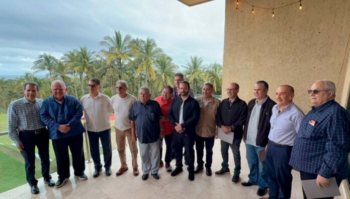 Pedro Miguel Rosaldo se reúne con 11 ex alcaldes de Coatzacoalcos