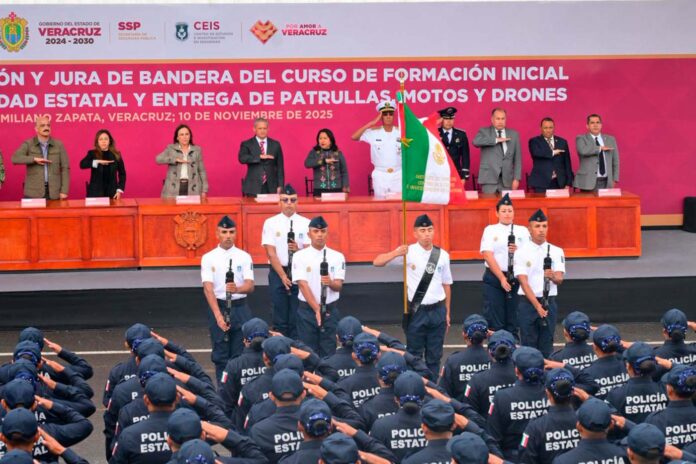 Respalda Congreso fortalecimiento de capacidad operativa de la policía estatal Xalapa, Ver., 10 de noviembre de 2025.- En representación de la LXVII Legislatura del Estado de Veracruz, la presidenta de la Mesa Directiva, diputada Naomi Edith Gómez Santos, acudió a la Ceremonia de Graduación y Jura de Bandera del Curso de Formación Inicial para Policía de Proximidad Estatal y Entrega de Patrullas, Motos y Drones, encabezada por la gobernadora de Veracruz, Rocío Nahle García. La inversión, que supera los 200 millones de pesos, fortalece las capacidades operativas de la fuerza policial e impulsa la Estrategia Estatal de Seguridad para mantener la paz en Veracruz. En este acto, al cual asistió la presidenta del Poder Judicial, magistrada Rosalba Hernández Hernández, así como los titulares de la secretarías de Gobierno (Segob), Ricardo Ahued Bardahuil, y de Seguridad Pública (SSP), Alfonso Reyes Garcés, además de mandos militares y navales, la legisladora Naomi Edith Gómez reconoció el trabajo de la gobernadora para proteger y servir mejor al pueblo veracruzano.