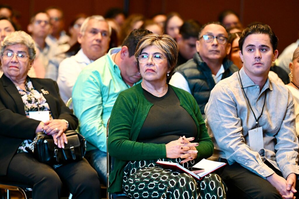 Rosa María Hernández Espejo participa en taller de capacitación rumbo a entrega-recepción del Ayuntamiento de Veracruz