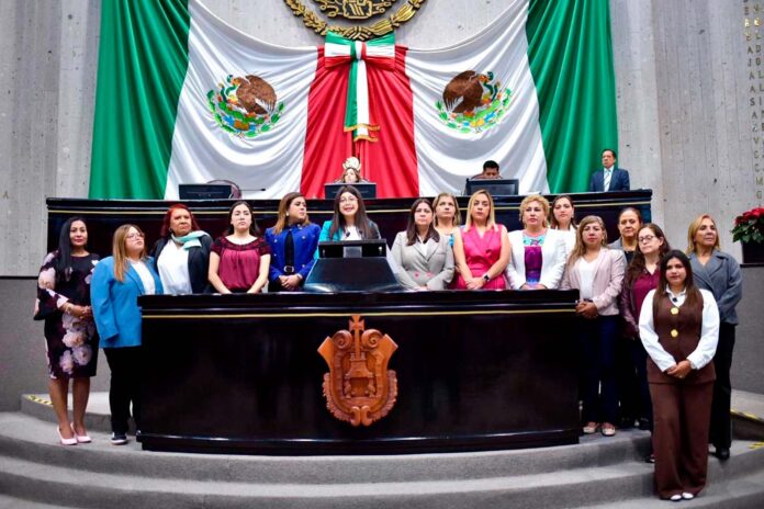 Endurecer penas y mayor claridad en la tipificación del delito de abuso sexual • Grupo Legislativo de Morena presenta iniciativa que responde al llamado de la presidenta de México, Claudia Sheinbaum Pardo a través del Plan Integral Contra el Abuso Sexual. • Dotará de mayor certeza a las víctimas, adiciona disposiciones que definen los actos sexuales, aumenta la pena, establece agravantes, impone la asistencia de agresores a talleres reeducativos y la persecución de oficio del delito. Xalapa, Ver., 20 de noviembre de 2025.- Con el objetivo de instaurar una tipificación adecuada, clara y efectiva del delito de abuso sexual en el Código Penal y establecer, expresamente esta forma de violencia en la Ley de Acceso de las Mujeres a una Vida Libre de Violencia, las diputadas del Grupo Legislativo de Morena presentaron al Pleno una iniciativa que permitirá fortalecer las medidas de prevención, atención y protección a las víctimas con criterios uniformes y con perspectiva de género. A lado de las representantes populares que integran la bancada de Morena, la diputada Dorheny García Cayetano explicó que actualmente la tipificación del delito de Abuso Sexual dentro del Código Penal, no presenta una descripción clara que dé certeza jurídica a las víctimas ni agravantes, “por lo que resulta necesario actualizar la normativa frente a la diversidad de escenarios en los cuales se puede configurar dicho delito”. Destacó la importancia de incorporar explícitamente este tipo de violencia en la Ley de Acceso de las Mujeres a una Vida Libre de Violencia de Veracruz, con la finalidad de reconocer y fortalecer el marco de protección a víctimas de forma apropiada e integral. La propuesta determina, en primer término, que cometerá abuso sexual quien, sin el consentimiento de la víctima, realice en el ámbito público o privado, cualquier acto sexual -tocamientos, caricias, roces corporales, exhibiciones, representaciones sexuales explícitas o exhibición de su cuerpo-, la obligue a observarlo o ejecutarlo sobre sí o para un tercero. Además, incorpora agravantes específicos como el empleo de la violencia psicológica, que el autor desempeñe algún cargo público, de autoridad o sea ministro de culto, o que la víctima se encuentre bajo los efectos de alguna sustancia que afecte su voluntad o discernimiento. Que la agresión sea realizada en algún sitio despoblado, que el responsable allane el domicilio de la víctima, o bien se cometa contra personas por su orientación sexual, identidad de género o expresión de género, entre otros. Se determina que la persona agresora deberá asistir a talleres reeducativos con perspectiva de género y no violencia contra las mujeres y/o prestar servicio social en favor del Estado o de instituciones de beneficencia pública, imponiéndole el cumplimiento de la reparación integral del daño, que incluirán, además de las señaladas en la Ley de Víctimas, la atención psicológica especializada para la víctima hasta su total recuperación. Prevé que la persecución del delito sea de oficio, garantizando la debida diligencia e intervención de las autoridades competentes. Al igual, plantea una sanción de cuatro a diez años de prisión y multa hasta de cuatrocientas Unidades de Medida de Actualización (UMA´s). “Fortalecer el tipo penal de abuso sexual, implica reconocer que la libertad y la seguridad sexual, forman parte del núcleo de la dignidad humana. Con ello, esta reforma busca cerrar brechas jurídicas y dotar de mayor claridad a los elementos del tipo penal, garantizando los estándares más elevados de protección”, finalizó la legisladora. A la iniciativa se sumó el Grupo Legislativo del Partido Verde Ecologista de México (PVEM), e integrantes del Partido del Trabajo (PT) y Movimiento Ciudadano (MC). La Mesa directiva turnó la propuesta a las Comisiones Permanentes Unidas de Justicia y Puntos Constitucionales y Para la Igualdad de Género.  