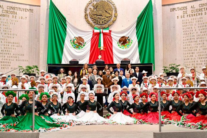 En el Congreso, reconocen a la Delfines Marching Band