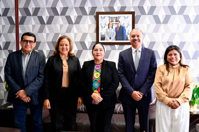 Sistema educativo de Veracruz, humanista y con justicia social: SEV • No existe nepotismo ni influyentismo. No hay tiempo para intrigas o mentiras, asevera la secretaria Claudia Tello al comparecer ante el Congreso del Estado. • Gestión educativa con legalidad, transparencia y sentido social en más de 25 mil escuelas para más de dos millones de estudiantes en la entidad. Xalapa, Ver., 24 de noviembre de 2025.- En cumplimiento del mandato constitucional, la Comisión Permanente de Educación y Cultura, integrada por el diputado José Reveriano Marín Hernández y las diputadas Lucía Begoña Canales Barturen e Imelda Garrido Alvarado, presidente, secretaria y vocal, respectivamente, atendió la comparecencia de la titular de la Secretaría de Educación de Veracruz (SEV), Claudia Tello Espinosa, como parte de la glosa del Primer Informe de Gobierno. A las 10:06 horas, en el auditorio Sebastián Lerdo de Tejada del Palacio Legislativo, inició la exposición de la funcionaria acerca del trabajo y los logros de la presente administración para garantizar una gestión educativa con legalidad, transparencia y sentido social en 25 mil 339 escuelas para dos millones 33 mil 76 estudiantes con 136 mil 911 docentes en el estado. Durante el primer año de trabajo, detalló la secretaria, este gobierno ha invertido más de 200 millones de pesos (mdp) para beneficiar a más de 130 mil estudiantes de mil 130 escuelas en casi 200 municipios, con mobiliario, material de rehabilitación, pintura, material didáctico y equipo escolar. Claudia Tello habló de las acciones de modernización y reorganización como la estrategia Maestro al Aula, el Programa de Organización y Reorientación Técnico Pedagógica con Énfasis en Inclusión (POR TI), Reducción de Carga Administrativa Docente, Mejora Educativa, la plataforma Mi Alumno, la ampliación de la cobertura de becas para la permanencia y conclusión de estudios, la Resignificación de la Función Supervisora y diversas acciones para la revalorización docente. Destacó también la decisión de la gobernadora Rocío Nahle García de saldar los adeudos que por años comprometieron las finanzas de la dependencia estatal y cubrir más de 23 mil mdp para el pago de pasivos. Mencionó las más de 250 reuniones con 95 sindicatos, las más de mil 150 personas beneficiadas por el convenio con escuelas normales y asociación de estudiantes y el convenio de certificación laboral con la Secretaría de Trabajo, Previsión Social y Productividad (STPSP). Hoy, abundó la funcionaria, las universidades e institutos tecnológicos de Veracruz tienen 40 por ciento más de investigadores registrados en el sistema nacional y más de 24 mil estudiantes participaron en ferias científicas y tecnológicas. De acuerdo con la titular de la SEV, este gobierno logró ubicar a Veracruz en el cuarto lugar nacional en personas alfabetizadas, reduciendo el índice de analfabetismo a menos de 4 por ciento en 11 municipios; más de cinco mil 500 personas aprendieron a leer y escribir y más de 12 mil 600 terminaron primaria o secundaria. Además, amplió la oferta de programas de estudio acordes con las necesidades regionales y fomentó actividades artísticas y recreativas. A esto sumó encuentros deportivos estatales, actividades comunitarias y formación docente en cultura física. Como resultado del fomento al deporte de competencia, casi siete mil 300 atletas obtuvieron 827 medallas y 420 deportistas y entrenadores recibieron becas por casi 18 mdp. Refirió las jornadas de sensibilización en las que participaron más de 70 mil personas y más de 320 mil estudiantes fueron valorados en salud en tres mil 814 escuelas. En el mismo sentido, el gobierno estatal también procura entornos seguros para niñas, niños, adolescentes y jóvenes, aseguró la secretaria y dio cuenta de cómo las comunidades escolares se organizan en unidades internas de protección civil que reciben capacitación y realizan ejercicios de simulacro ante diversas eventualidades. Por último, finalizó la secretaria de Educación de Veracruz, en los planteles de la entidad se protege los derechos humanos, se promueve la inclusión con perspectiva de género y se capacita a las y los docentes y trabajadores en derechos de niñas, niños y adolescentes, prevención del acoso y cultura de paz. Participación de diputadas y diputados En la primera ronda participaron los diputados y las diputadas Dorheny García Cayetano (Morena), Carlos Marcelo Ruiz Sánchez (PVEM), Indira de Jesús Rosales San Román (PAN), Montserrat Ortega Ruiz (VNU), Elizabeth Morales García (PT) y Adrián Sigfrido Ávila Estrada (MC), con preguntas sobre las acciones para rehabilitar las escuelas dañadas en el norte de la entidad, atención en educación especial e inclusiva, motivo de la remoción o rotación de servidores públicos y la viabilidad de etiquetar recursos de tiendas escolares para proyectos de captación de agua de lluvia y paneles solares. Además, sobre los candados aplicados para garantizar que en las escuelas no se venda comida chatarra o plásticos de un solo uso, cobertura de psicólogos en secundarias para atención de adicciones, diferencias entre altos mandos de la dependencia, solución a problemáticas registradas en la Universidad Popular Autónoma de Veracruz (UPAV), planteles con conexión a Internet, garantía de servicios básicos y adaptados para personas con discapacidad, asignación de puestos directivos a personal sin perfil académico y supuesta venta de plazas. Así como estrategia de la SEV para que escuelas rurales cuenten con infraestructura digna, combate al acoso escolar, protocolos para prevenir conductas de riesgo, auditoría para revisar la asignación de plazas, acciones para fincar responsabilidad a exservidores públicos señalados de anomalías, relación de trabajadores de la SEV con una fundación y los trabajos para garantizar la transparencia en el manejo de las aportaciones de estudiantes de la UPAV. En la segunda ronda intervinieron los diputados Adrián Sigfrido Ávila Estrada (MC), Ramón Díaz Ávila (PT), Héctor Yunes Landa (VNU) y Urbano Bautista Martínez (PVEM) y las diputadas Indira de Jesús Rosales San Román (PAN) y Dulce María Hernández Tepole (Morena), con cuestionamientos acerca de las deficiencias en la construcción del estadio Luis “Pirata” Fuente, seguimiento para que constructoras hagan bien su trabajo, programas de alfabetización, municipios que registren mayores índices de analfabetismo, de qué forma afecta a las instituciones el no cobro de cuotas escolares, relación con los líderes sindicales, cobertura de servicios básicos y digitales a planteles, así como las estrategias para evitar la deserción escolar. Asimismo, respecto al responsable de los pagos a maestros de la UPAV, regularización legal de escuelas, cambio de institución financiera para pago de la nómina, estrategias para cubrir vacantes temporales, equidad en la asignación de obras educativas, porcentaje de presupuesto ejercido en aulas, nivelación salarial a integrantes de la Academia Veracruzana de las Lenguas Indígenas (Aveli), impacto de las estrategias contra la obesidad y en qué consiste el programa Maestro en el Aula y sus beneficios. Tras la realización de las dos rondas de preguntas, la Comisión cedió el uso de la voz a las diputadas Astrid Sánchez Moguel (Morena), Tania María Cruz Mejía (PVEM), Indira de Jesús Rosales San Román (PAN) y Elizabeth Morales García (PT) y a los diputados Héctor Yunes Landa (VNU) y Adrián Sigfrido Ávila Estrada para los mensajes de conclusión de la comparecencia. Este ejercicio de rendición de cuentas finalizó a las 12:33 horas.