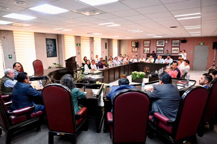 En el Congreso, reconocen sindicatos intervención del diputado Esteban Bautista • Respalda el presidente de la Jucopo los derechos sindicales de trabajadores del Estado y reitera el freno a la iniciativa en materia laboral. Xalapa, Ver., 24 de noviembre de 2025.- El diputado presidente de la Junta de Coordinación Política (Jucopo) de la LXVII Legislatura, Esteban Bautista Hernández, recibió a más de 20 líderes del gremio sindical del Poder Ejecutivo y organismos autónomos, quienes reconocieron su voluntad e intervención para llevar a buen término las negociaciones para frenar la iniciativa a la Ley Estatal del Servicio Civil, en materia laboral. Durante el encuentro, acompañado del diputado Carlos Marcelo Ruiz Sánchez, el legislador Bautista Hernández refrendó el compromiso del Congreso estatal con la clase trabajadora, “sus demandas fueron revisadas y atendidas, su lucha y reclamos son válidos y tienen nuestro respaldo: la libertad sindical está garantizada”, afirmó. Expresó que la voz del pueblo debe ser siempre escuchada y por esta razón, subrayó, “el Congreso del Estado sigue la política de puertas abiertas, pues permite atender, gestionar o dar respuesta, de manera directa e inmediata, al pueblo veracruzano”. Detalló que la lucha histórica de hombres y mujeres no debe ser ignorada, por lo que cualquier reforma o propuesta que involucre derechos sindicales, debe ser dialogada y consensuada con sus representantes, cuya voz y responsabilidad legal es velar por la defensa de los derechos del trabajador. En el uso de la voz y en representación de las organizaciones sindicales, Víctor Hugo Dávila Barrientos (SIDEPEV), y Alfredo Suárez Martínez (PROFISSPEV), reconocieron la apertura y sensibilidad política del Congreso para recibir y analizar las inquietudes y demandas presentadas. Asimismo, agradecieron la cordialidad, disposición y voluntad, del presidente de la Jucopo para llegar a este consenso en beneficio de los derechos de las y los trabajadores del Estado. Ambos líderes coincidieron que, aunque al principio la negociación se tornó tensa, gracias a la apertura y disposición del legislador Esteban Bautista se dio como resultado satisfacción para ambas partes. Externaron que la retórica que se vivió en el pasado es que había cerrazón y nulo diálogo; “hoy vemos con agrado que las cosas cambiaron y obtuvimos respuesta inmediata, lo que nos permite mantener la cercanía y con la confianza con el Poder Legislativo para trabajar en unidad”. Asistieron a esta reunión, los Secretarios General, Domingo Bahena Corbalá, y de Servicios Legislativos, Sebastián Clemente Morales, ambos del Congreso del Estado; personal administrativo, asesores y líderes sindícales.