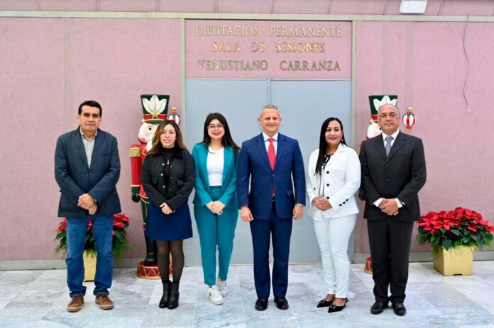 Paz, seguridad y orden se fortalecen en Veracruz: SSP • Es el octavo estado más seguro del país, afirma ante este Congreso el secretario de Seguridad Pública del estado, Alfonso Reyes Garcés. • Seguimos trabajando con pasos firmes, lealtad y amor al pueblo para garantizar su tranquilidad. Xalapa, Ver., 20 de noviembre de 2025.- La Comisión Permanente de Seguridad Pública de la LXVII Legislatura, integrada por el diputado Adrián Sigfrido Ávila Estrada, presidente, y por las diputadas Dorheny García Cayetano, secretaria, y Janix Liliana Castro Muñoz, vocal, constató los resultados presentados por el titular de la Secretaría de Seguridad Pública del estado (SSP), Alfonso Reyes Garcés, como parte de la glosa del Primer Informe de Gobierno. En el auditorio Sebastián Lerdo de Tejada del Palacio Legislativo, en su comparecencia, que inició a las 17:07 horas, el secretario informó que desde el inicio de su encargo, la dependencia a su cargo adoptó una visión integral alineada con el Plan Veracruzano de Desarrollo 2024–2030 y la Estrategia Nacional de Seguridad Pública, asumiendo el compromiso de fortalecer la paz, la legalidad y el orden en nuestro estado. Para ello, la administración de la gobernadora Rocío Nahle García, a través de esta secretaría, diseñó y consolidó una Estrategia Estatal de Seguridad Pública articulada y enfocada en Cuatro Ejes Rectores: Atención a las causas, Consolidación de la SSP, Fortalecimiento del Sistema Estatal de Inteligencia y Coordinación Interinstitucional entre los tres órdenes de gobierno. El funcionario informó la realización de más de cinco mil 300 acciones de prevención social con atención a más de 305 mil personas en 132 municipios, la implementación de más de 960 operativos Ruta Segura, medidas de seguridad en más de dos mil 400 unidades de transporte público y tres mil 530 patrullajes preventivos. Además, la SSP dio cumplimiento a cinco mil 353 medidas de protección a mujeres, resguardando la integridad de cuatro mil 365 adultas, 318 adolescentes y 184 niñas. Con base en lo informado por el Secretariado Ejecutivo del Sistema Nacional de Seguridad Pública, la incidencia total de delitos en Veracruz presentó una disminución del 11 por ciento por 100 mil habitantes y de ocho por ciento en el total de delitos cometidos; resultado que lo ubica como la octava entidad más segura del país. De acuerdo con su titular, esta Secretaría puso en marcha su propia reestructuración orgánica con el propósito de eficientar todos sus procesos operativos y administrativos para atender el fenómeno delictivo, creando las áreas que permitan trabajar de manera coincidente con la Estrategia Nacional de Seguridad Pública implementando acciones en los 212 municipios del estado. Adicionalmente, da atención prioritaria a los 27 municipios con mayor incidencia delictiva, a través de cinco coordinaciones regionales, en colaboración con la Secretaría de la Defensa Nacional, Secretaría de Marina, Guardia Nacional (GN), Fiscalía General de la República, Fiscalía General del Estado y policías municipales. Como resultado de la difusión de la aplicación Veracruz Mujer Alerta y la plataforma digital Veracruzana Protegida, la Secretaría dio cumplimiento a cinco mil 353 medidas de protección a mujeres, resguardando la integridad de cuatro mil 365 adultas, 318 adolescentes y 184 niñas. Luego de destacar los avances por medio la estructura de videovigilancia del C4, de la línea de denuncia anónima 089 y del programa de asesoría contra engaños telefónicos, el funcionario precisó que la Policía Estatal cuenta con seis mil 295 elementos operativos y 323 nuevos ingresos. Con el liderazgo de la gobernadora del estado, aseveró el secretario, diariamente todos los temas de seguridad son atendidos en la Mesas de Coordinación Interinstitucional para la Construcción de la Paz, en las que participan las diferentes instituciones coadyuvantes en la materia. Explicó que en Veracruz los nueve delitos de mayor incidencia son: violencia familiar, amenazas, lesiones dolosas, daño a la propiedad, fraude, narcomenudeo y robo a transeúnte, de los cuales, en siete hay reducciones importantes. Estos delitos, añadió, representan el 61 por ciento del total. Por último, Alfonso Reyes Garcés dio a conocer los resultados operativos de la Estrategia de Seguridad Pública, que incluyó detenciones por diversos delitos, aseguramiento de hidrocarburos, tomas clandestinas, estupefacientes y armas, recuperación de vehículos, rescate de migrantes y detención de presuntos responsables de tráfico de personas. Estas acciones, concluyó su titular, reafirman el compromiso de la SSP con la atención integral de la población, consolidando condiciones que favorezcan la paz, la legalidad y el desarrollo en Veracruz.