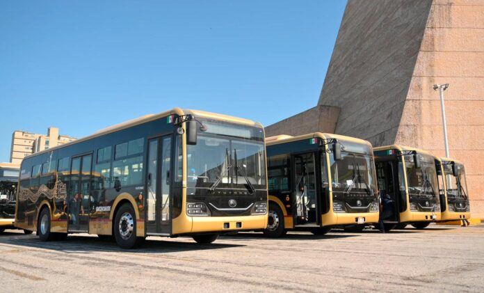 Autobuses Quetzalli ya están en Coatzacoalcos; el alcalde encabeza la recepción de las unidades
