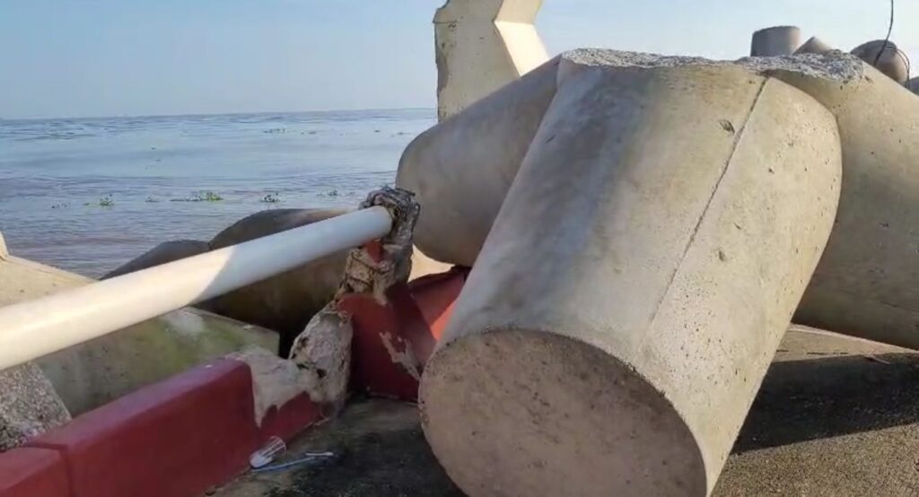 El tetrápodo tiene un peso de varias toneladas y aún así la fuerta de la naturaleza lo arrojó a las escolleras.