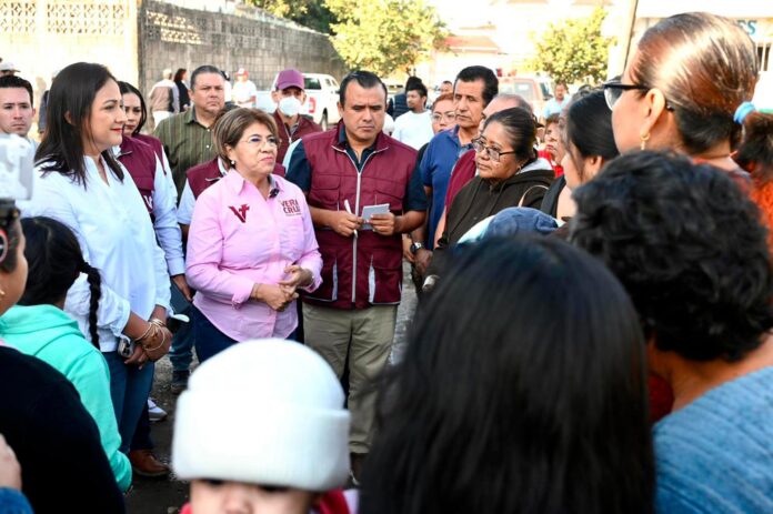 Arranca transformación de calles en El Coyol, Amapolas y Dos Caminos ***Los trabajos contemplan la rehabilitación y nivelación de 80 kilómetros de vialidades, beneficiando a más de 45 mil personas. La alcaldesa de Veracruz, Rosa María Hernández Espejo, supervisó el inicio de los trabajos de rehabilitación y nivelación de calles en las colonias El Coyol, Amapolas y Dos Caminos, con los que se atiende una demanda histórica de la ciudadanía y se beneficia de manera directa a más de 45 mil personas. Estas acciones, que se realizan a través de la Dirección de Obras Públicas y Desarrollo Urbano, contemplan la intervención de 80 kilómetros de calles, mediante la nivelación y colocación de material de compactación, mejorando el tránsito diario al atender calles en condiciones críticas. La presidenta municipal reiteró que su gobierno cumple compromisos y prioriza obras que impactan en la vida cotidiana de las familias, ya que, como ocurre con otros servicios, existe un rezago de muchos años de falta de atención a las necesidades ciudadanas. Añadió que los trabajos forman parte de una estrategia integral, y con el Programa General de Inversión se podrán incorporar obras complementarias como drenaje y pavimentación, dando prioridad a colonias con mayor rezago, y atendiendo donde más se necesita y mayor beneficio se genera para la ciudad.