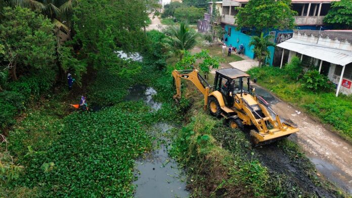 Avanza desazolve de canales en Coatzacoalcos para prevenir inundaciones