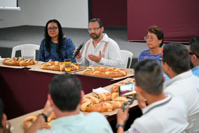 Pedro Miguel Rosaldo parte la Rosca de Reyes con trabajadores y medios de comunicación