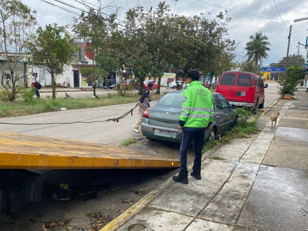 Retiran autos maceta de Coatzacoalcos.