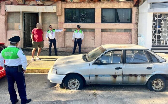 Retiran autos maceta de Coatzacoalcos.