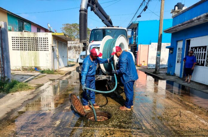 Saneamiento en Gaviotas: Gobierno de Coatzacoalcos elimina fugas de aguas negras