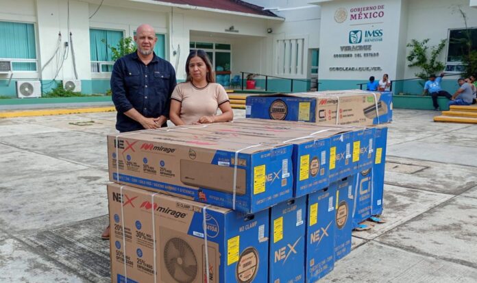 Refuerza Cirilo Vázquez Parissi servicios de salud con equipamiento y contratación de personal médico Cosoleacaque, Ver. – El presidente municipal, Cirilo Vázquez Parissi, realizó la donación de minisplits, pintura e impermeabilización, además de impulsar la contratación de más médicos para fortalecer la atención médica en hospitales. Acompañado de la Dra. Susana Morales Castro y de la directora del nosocomio, Eileen Irais Ordaz Rivera, el alcalde realizó un recorrido por el hospital General de Cosoleacaque, donde constató de primera mano las necesidades. Para el Gobierno Municipal, la salud es una prioridad; por ello, cada familia y cada paciente merecen atención digna en espacios adecuados. En este sentido, se trabaja de manera coordinada con el Gobierno del Estado para mejorar la calidad del servicio. El Gobierno Municipal que encabeza el Lic. Cirilo Vázquez Parissi trabaja con responsabilidad, cercanía y vocación de servicio, atendiendo de forma inmediata las demandas de la ciudadanía.