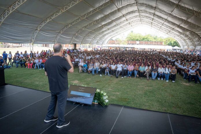 Más de 2 mil personas asisten a conferencia de Juan Pablo Escobar en Cosoleacaque