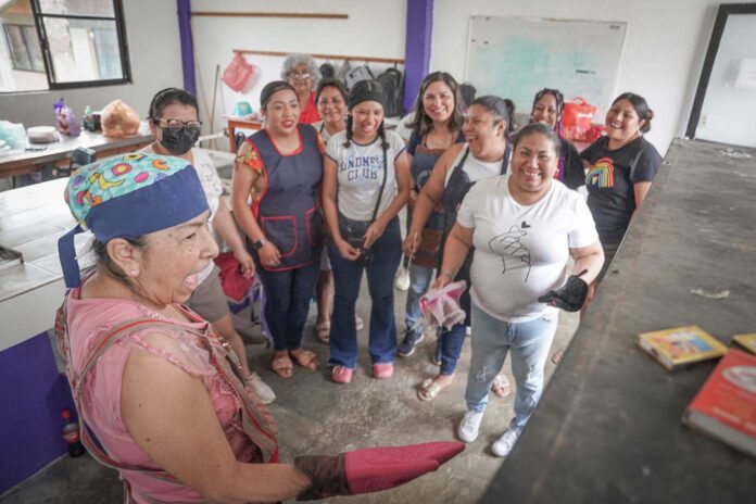 Gobierno de Cosoleacaque impulsa el desarrollo de habilidades con cursos gratuitos Cosoleacaque, Ver. El H. Ayuntamiento de Cosoleacaque, encabezado por el Lic. Cirilo Vázquez Parissi, en coordinación con el Sistema para el Desarrollo Integral de la Familia (DIF Municipal), ofrece cursos gratuitos orientados al desarrollo de habilidades y al impulso del talento de la ciudadanía. Entre los talleres comunitarios disponibles se encuentran: repostería, aplicación de uñas, bordado y pintura textil, bisutería, automaquillaje, barbería, peluquería, corte y confección, entre otros, con el objetivo de fomentar el autoempleo y mejorar la calidad de vida de las y los habitantes. Algunos de los horarios son los siguientes; repostería: lunes, miércoles, jueves y viernes, de 2:00 a 6:00 p.m.; Enfermería: miércoles y viernes, de 3:00 a 5:00 p.m., y jueves y viernes, de 10:00 a.m. a 12:00 p.m.; pestañas: miércoles en dos grupos, de 3:00 a 4:30 p.m. y de 4:30 a 6:00 p.m., y sábado, de 9:00 a 11:00 a.m.; automaquillaje: lunes, martes y viernes, de 3:00 a 5:00 p.m. El Gobierno Municipal de Cosoleacaque invita a la población a aprovechar esta oportunidad. Para consultar la disponibilidad y sedes, las y los interesados pueden acudir directamente a las instalaciones del DIF Municipal, ubicadas en la calle Correos, Barrio Cuarto, en la cabecera municipal.
