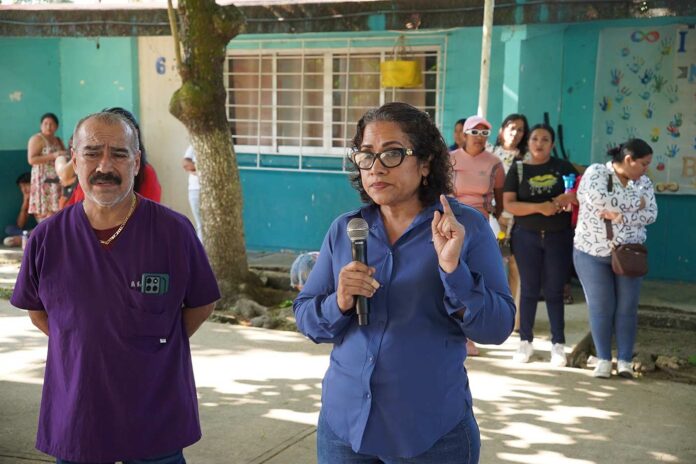 Unidad Médica de Cosoleacaque realiza marcha de concientización contra el paludismo Cosoleacaque, Ver. - Con pancartas en mano, autoridades municipales de Cosoleacaque, estudiantes, docentes y padres de familia de la escuela primaria Eleuterio T. Hernández Naveda, se sumaron a la caminata conmemorativa del Día Mundial contra el Paludismo, recorriendo la calle Miguel Hidalgo de la cabecera municipal. Esta actividad, organizada por la Unidad Médica Municipal de Cosoleacaque, tuvo como objetivo concienciar a la población sobre esta enfermedad, transmitida por la picadura del mosquito hembra del género Anopheles, así como la importancia de su prevención. “Menos mosquito, más salud”, “Juntos eliminemos el paludismo” y “Un mosquito puede transmitir paludismo, ¡cuídate!” fueron algunas de las leyendas plasmadas en los carteles elaborados por las y los alumnos de la institución educativa. Al concluir la caminata en la escuela primaria Eleuterio T. Hernández, la regidora comisionada en salud, Carlota Merlín Sánchez; el director de Salud, Gerardo Marín Romero; y el director de Limpia Pública, Saúl Estuardo Díaz, hicieron un llamado a estudiantes y padres de familia a trabajar de manera coordinada con el gobierno municipal que encabeza el Lic. Cirilo Vázquez Parissi, manteniendo espacios limpios y libres de criaderos tanto en hogares como en escuelas. El gobierno municipal de Cosoleacaque continúa impulsando acciones que protejan la salud de todas y todos.
