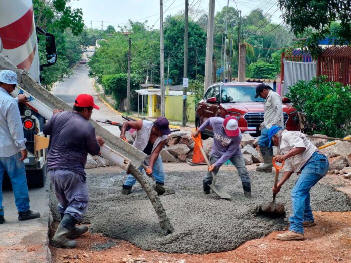 Refuerza Ayuntamiento de Cosoleacaque trabajos de bacheo para mejorar la movilidad