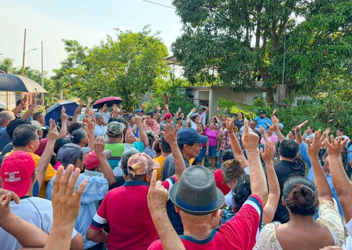 Cirilo Vázquez Parissi recorre colonias y atiende peticiones ciudadanas Cosoleacaque, Ver.– Con cercanía y atención directa a la ciudadanía, el presidente municipal de Cosoleacaque, Cirilo Vázquez Parissi, continúa recorriendo las colonias del municipio para escuchar de primera mano las necesidades de las familias y dar seguimiento a sus peticiones. En la colonia 8 de Mayo, el alcalde sostuvo un encuentro con vecinas y vecinos, con quienes dialogó sobre las principales necesidades de este sector y los servicios que requieren atención. Durante el recorrido, el presidente municipal instruyó a las áreas correspondientes a dar seguimiento a los planteamientos de la ciudadanía y atender las zonas visitadas, con el propósito de brindar respuestas oportunas a las familias. Estas visitas permiten mantener un diálogo directo con la población y conocer las necesidades de cada colonia, localidad y sector de Cosoleacaque.