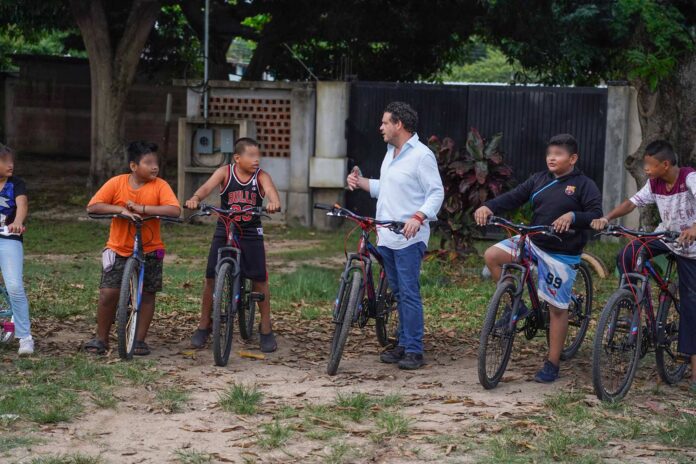 Gobierno de Cosoleacaque acerca el deporte y la convivencia familiar a las colonias Cosoleacaque, Ver.- El Gobierno Municipal de Cosoleacaque, que encabeza el alcalde Cirilo Vázquez Parissi, continúa acercando el deporte y la convivencia a las familias del municipio, por lo que llevó a cabo una jornada de ciclismo en la colonia Encinal, donde niñas, niños, jóvenes y adultos disfrutaron de una tarde de actividades recreativas. A través de la Comisión Municipal del Deporte (COMUDE) y el Sistema para el Desarrollo Integral de la Familia (DIF) Municipal, se pusieron bicicletas a disposición de quienes no cuentan con una, permitiendo que más personas se sumaran a esta actividad. La jornada estuvo acompañada de sonrisas y momentos de convivencia. Como parte de las actividades, el alcalde Cirilo Vázquez Parissi organizó carreras recreativas para las niñas y niños en la cancha de fútbol, quienes disfrutaron de una tarde de diversión y movimiento. Estas actividades representan una oportunidad para mantenerse activos, convivir en familia y promover hábitos saludables entre la población. El Ayuntamiento de Cosoleacaque invita a la ciudadanía a participar en las jornadas de ciclismo que se realizan los martes y jueves, a las 5:00 p.m., en la Unidad Deportiva Miguel Hidalgo, en la cabecera municipal. Además, los domingos se llevan a cabo rodadas, abiertas a la participación de la ciudadanía.