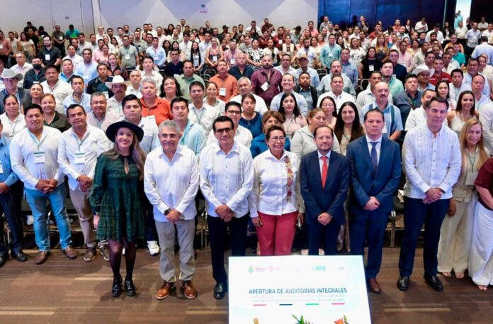 Respalda Congreso de Veracruz trabajo coordinado para la rendición de cuentas • Asiste el presidente de la Jucopo, diputado Esteban Bautista Hernández, a la Apertura de Auditorías Integrales a Recursos del Gasto Federalizado de la Cuenta Pública 2025 en municipios del estado de Veracruz, a cargo de la ASF y el Orfis. Xalapa, Ver., 14 de agosto de 2026.- En representación de la LXVII Legislatura, el presidente de la Junta de Coordinación Política (Jucopo), diputado Esteban Bautista Hernández, participó en el acto de Apertura de Auditorías Integrales a Recursos del Gasto Federalizado de la Cuenta Pública 2025 en municipios del estado de Veracruz, a cargo de la Auditoría Superior de la Federación (ASF) y el Órgano de Fiscalización Superior del Estado de Veracruz (Orfis). Al hacer uso de la palabra durante el encuentro celebrado en el World Trade Center, en el municipio de Boca del Rio, el legislador distinguió primeramente la coordinación interinstitucional entre ambos entes fiscalizadores y la importancia de la labor que realizan para que la sociedad reciba cuentas claras de parte de sus gobernantes, porque “espera resultados contundentes y transparentes”. Al lado de la auditora general del Orfis, Delia González Cobos; del titular de la Unidad de Asuntos Jurídicos de la ASF, Víctor Manuel Andrade Martínez; del presidente de la Comisión Permanente de Vigilancia del Congreso del Estado, diputado Miguel Guillermo Pintos Guillén, y en presencia de auditores y asesores de los entes fiscalizadores, presidentas y presidentes municipales, entre otras autoridades, el presidente de la Jucopo habló de la necesidad de fomentar las buenas prácticas en el ámbito de la rendición de cuentas. Afirmó que “cuando la sociedad está enterada del destino y aplicación de los fondos, no hay una voz que cuestione el trabajo de los servidores públicos”; es decir, no basta con que los recursos públicos, federales o estatales, se destinen a satisfacer las necesidades de la población, es necesario que la gente conozca, por derecho, en qué fueron invertidos. Por lo cual, reiteró su reconocimiento al trabajo de los entes fiscalizadores y añadió que con esta apertura de auditorías se robustece la labor del Orfis y de la ASF. A su vez, la auditora general Delia González Cobos, aseguró que con esta coordinación y colaboración “se promoverá el trabajo conjunto, las metodologías, la visión profesional, los criterios de auditoría, capacidades legales, tecnologías, intercambio de información, capacitación y valores éticos que fortalecerán la fiscalización del gasto federalizado”. Dijo que con estas auditorías se atiende la exigencia social, la revisión del gasto público, con apego a estándares de competencia y al más alto nivel de desempeño. Destacó que el Orfis cuenta con un sistema integral para la fiscalización que conjunta los procesos administrativos con los sistemas institucionales, lo cual, afirmó, permite obtener hallazgos y detectar riesgos de manera mensual y trimestral para una fiscalización preventiva, oportuna, eficaz y eficiente.